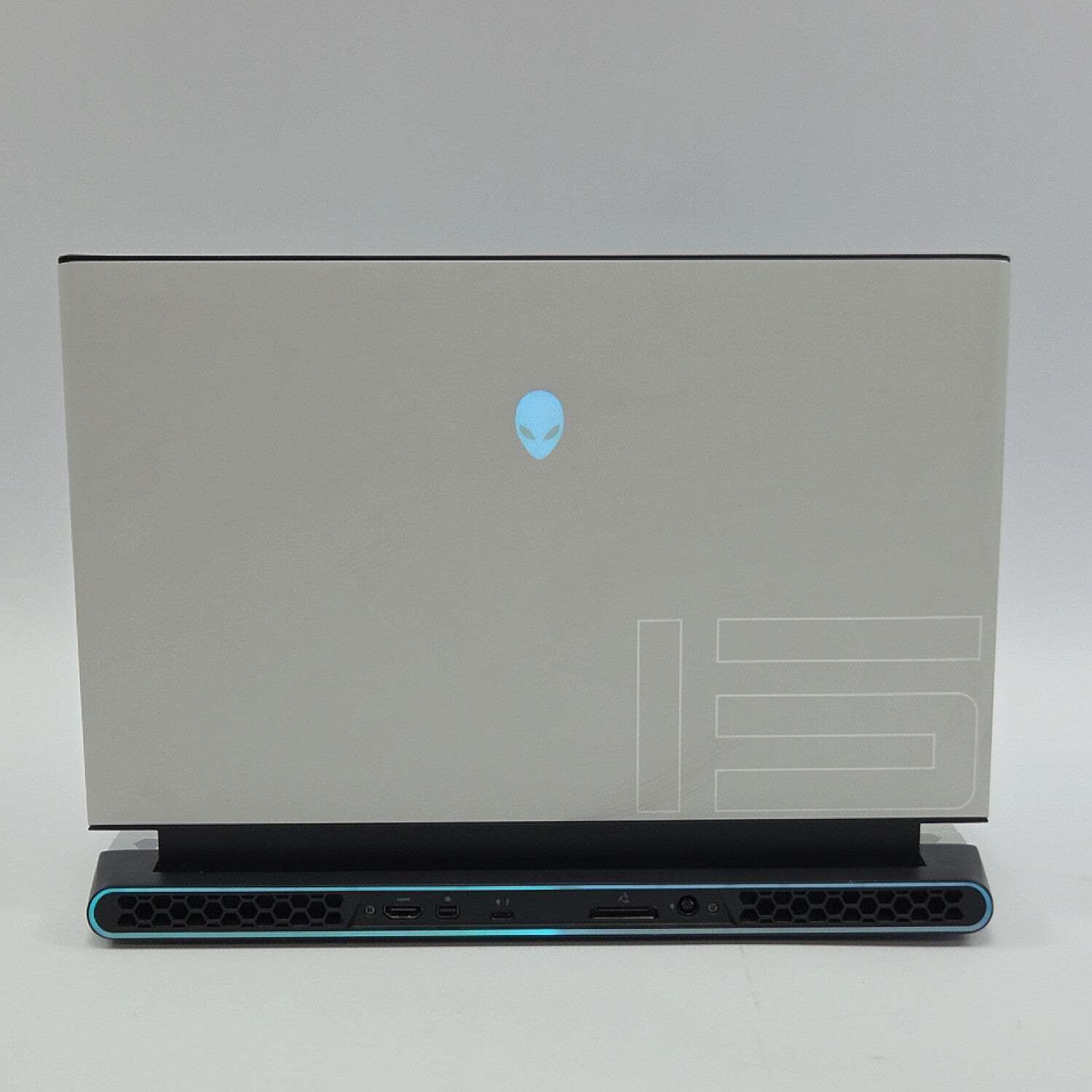 Alienware M15 R4 15.6″ i7-10870H 2.2GHz 16GB RAM 1TB SSD GeForce RTX 3070