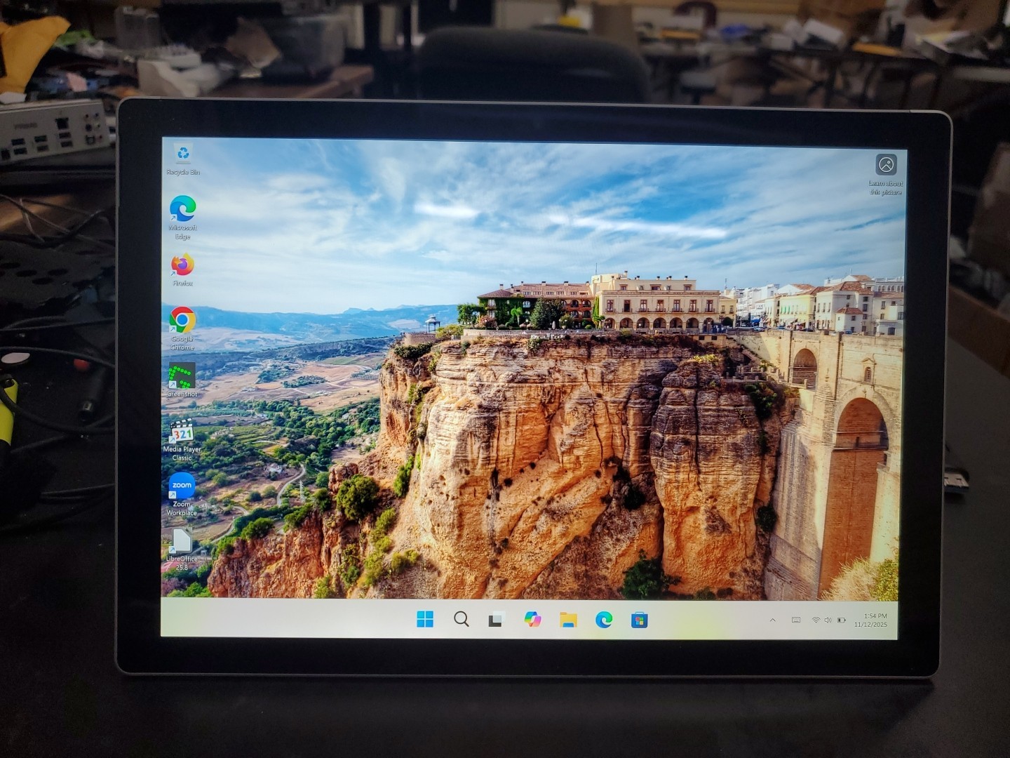 Microsoft Surface Pro (M3-7Y30, 4gb RAM 128gb SSD, W11Pro) 111225-7