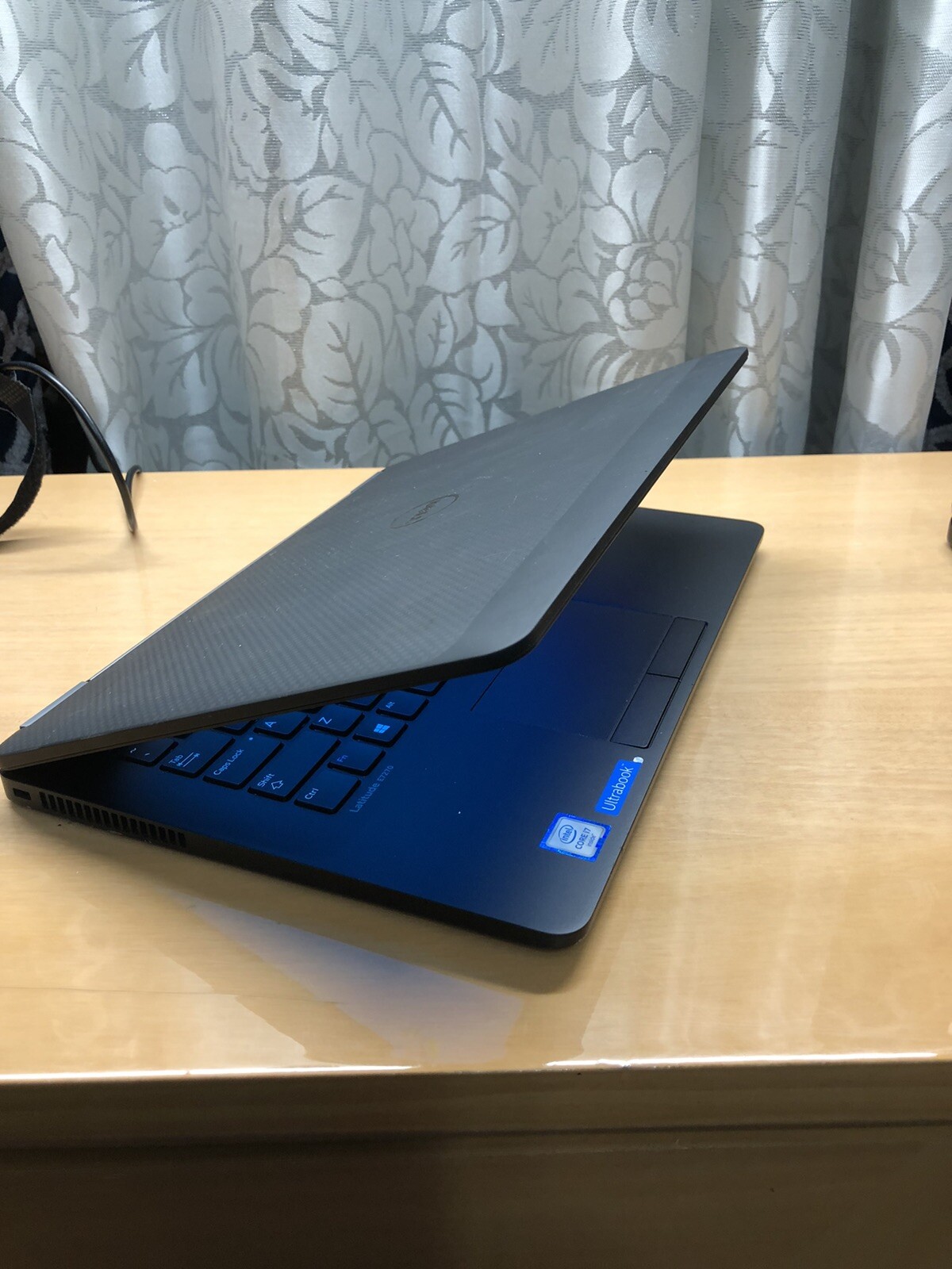Dell Latitude E7270 12.5 inch (256GB, Intel Core i7 6th Gen., 2.60 GHz, 16GB )