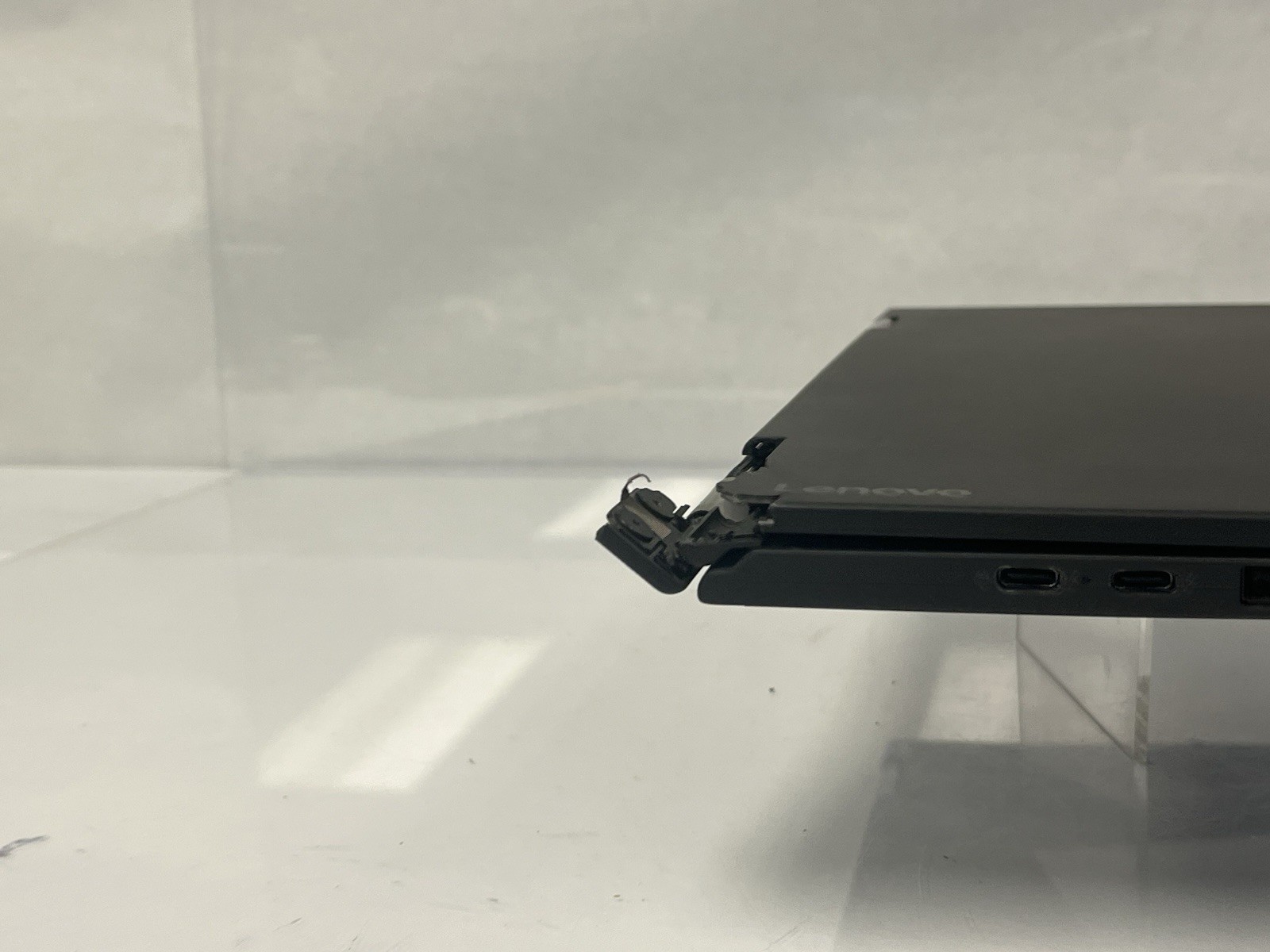 Lenovo X1 Yoga 2nd Gen i7-7600U 2.80GHz 8GB RAM NO SSD NO OS