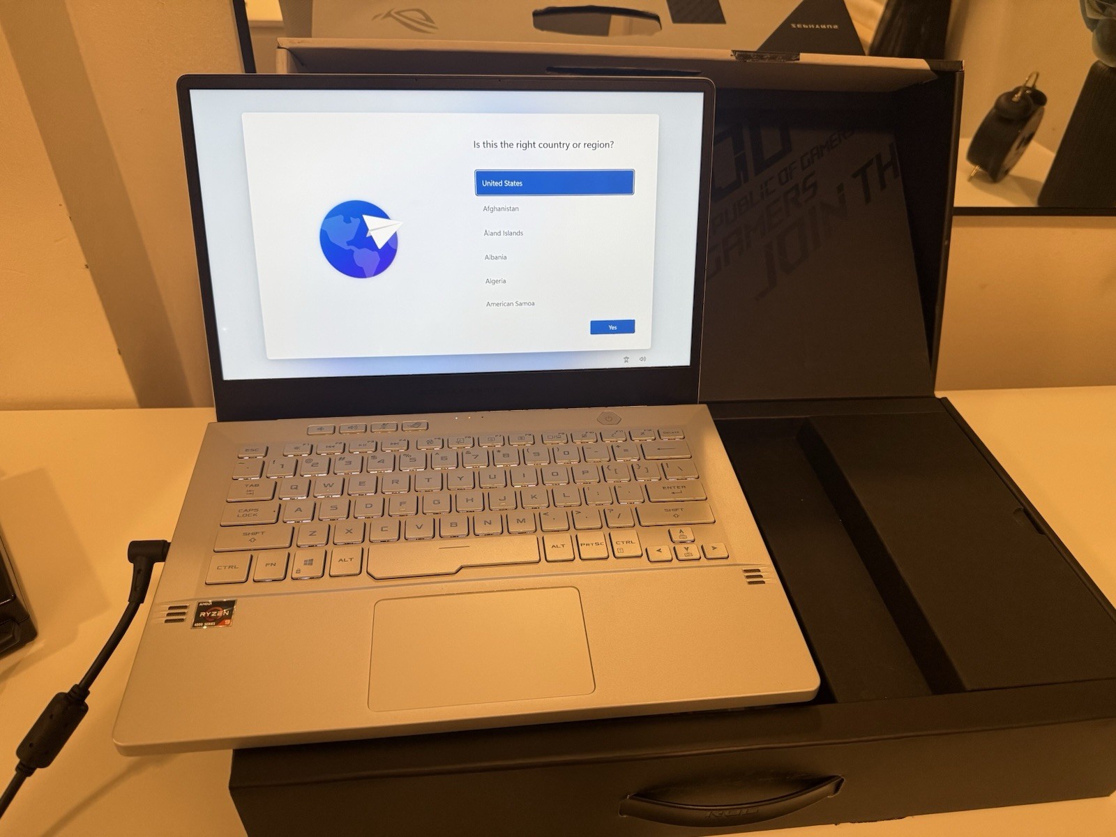 ASUS ROG Zephyrus G14 GA401IV 14” Ryzen 9 4900HS RTX 2060 Max-Q 16GB 1TB SSD