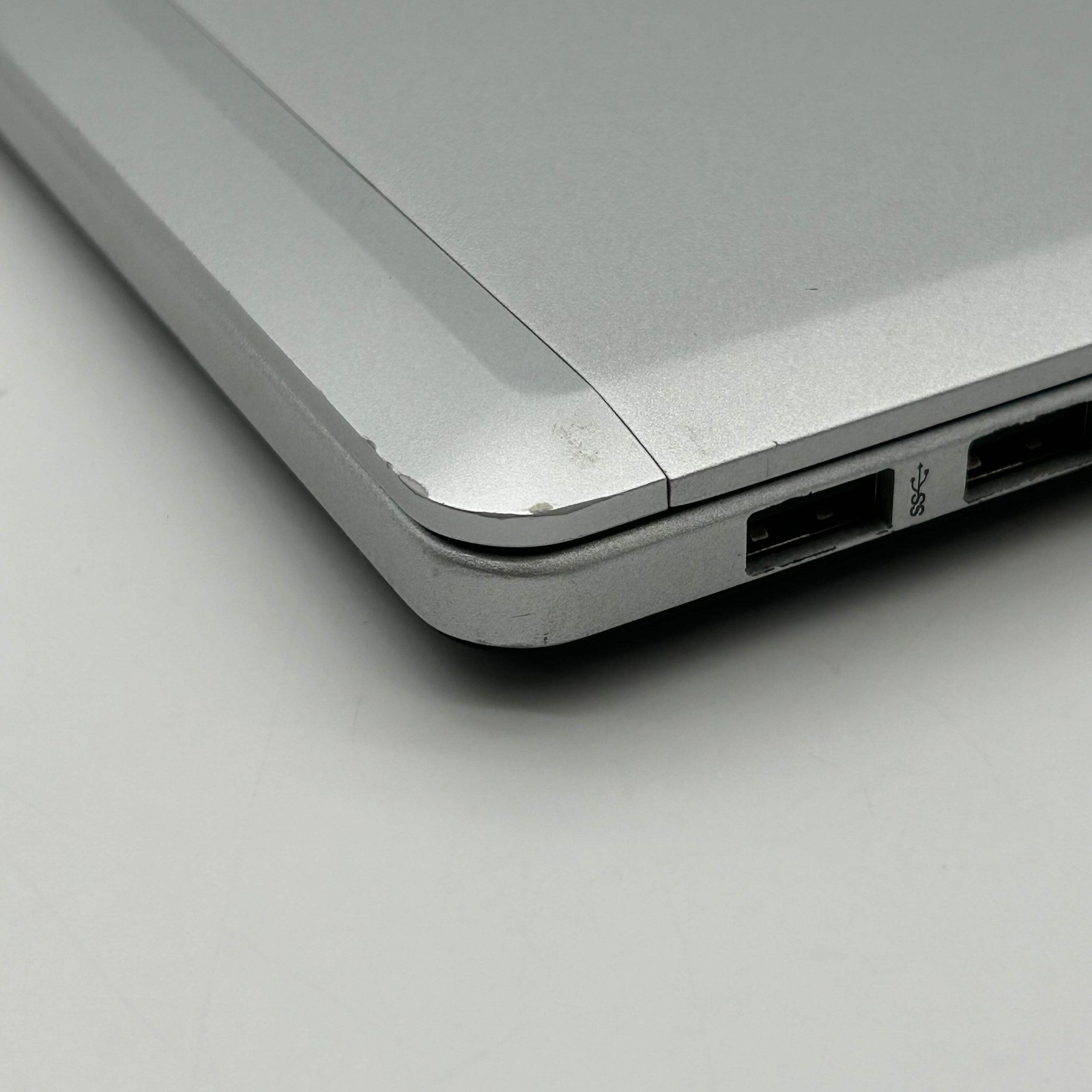 HP EliteBook Folio 9480m 14″ |Core i7 2.1GHz |8GB RAM |256GB| Silver w/ Charger