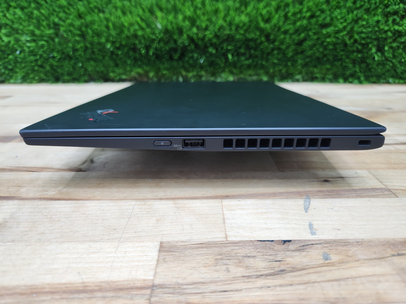 Lenovo ThinkPad X1 Carbon Gen 8 14″ QHD i7-10610U 16GB 256GB SSD Windows 11 Pro~