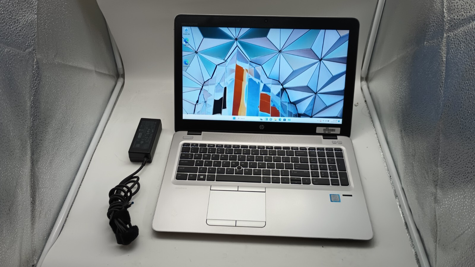 EliteBook 850 G4(12268-45)w/charger.i5-7200U.8GB.256GB SDD.15.6″FHD.W11