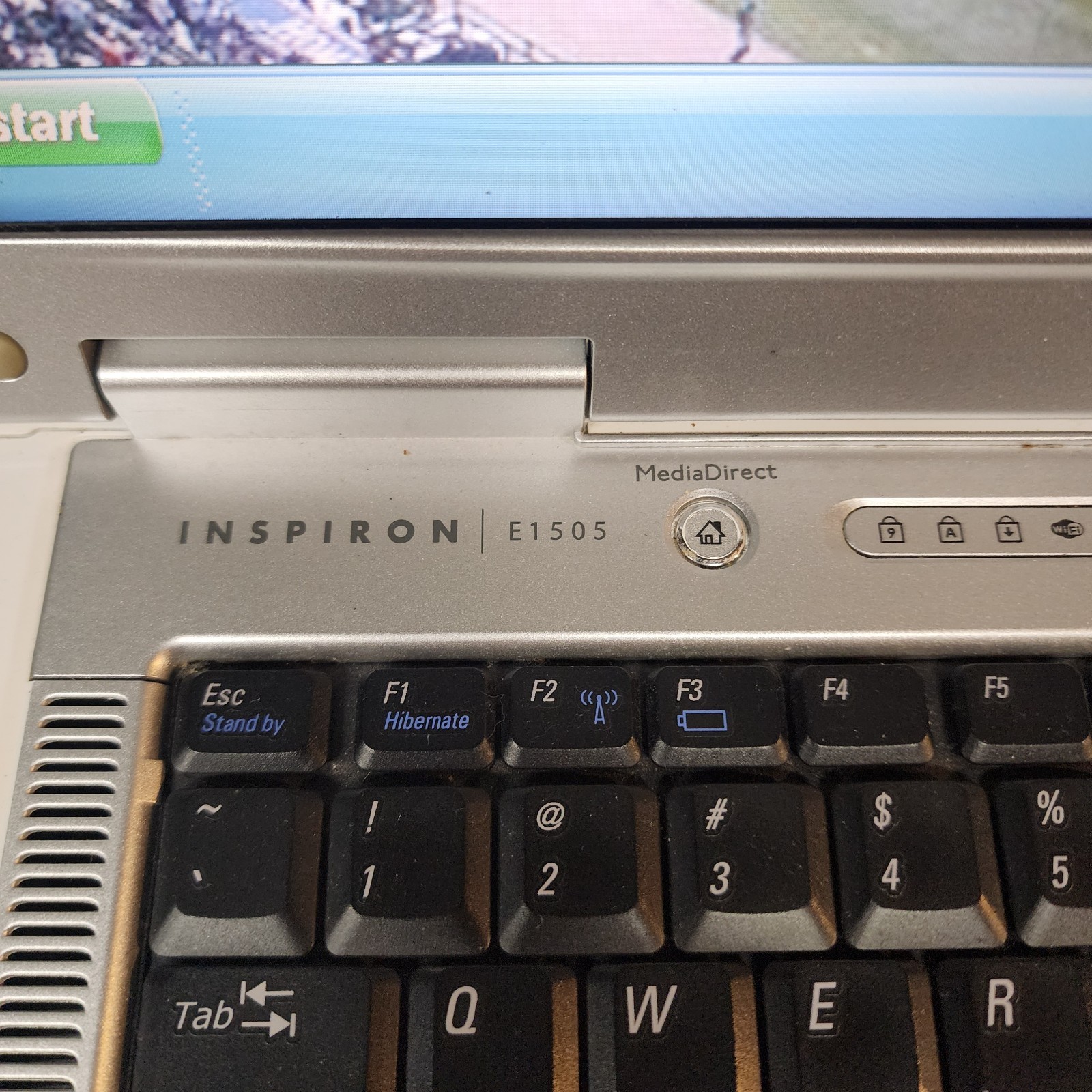 DELL INSPIRON E1505 LAPTOP 1GBRAM SCREEN INTACT W/PwrCord – WORKS