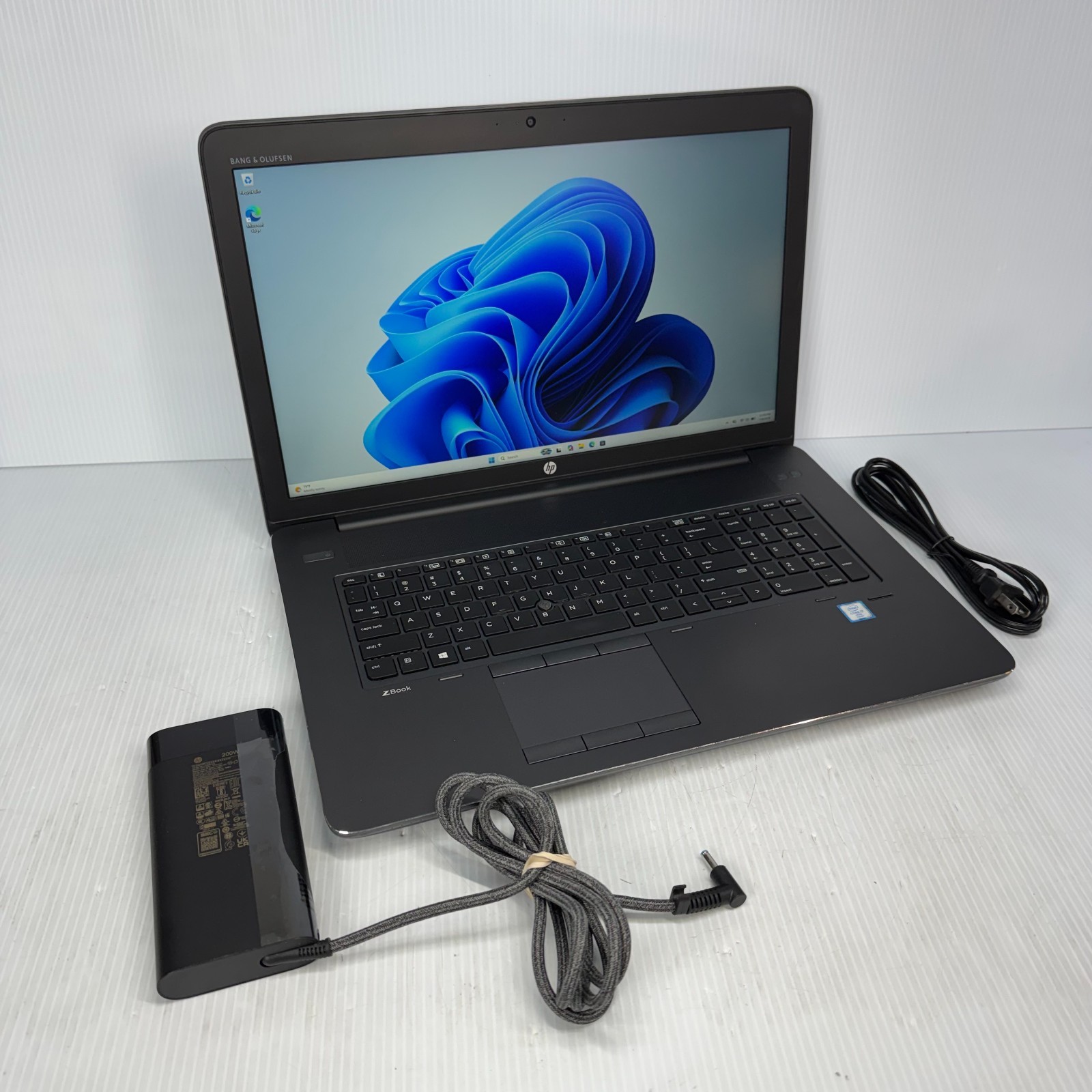 HP ZBook 17 G3 i7-6820HQ 17.3″ Windows 11 Pro Laptop 512GB NVMe SSD 16GB RAM