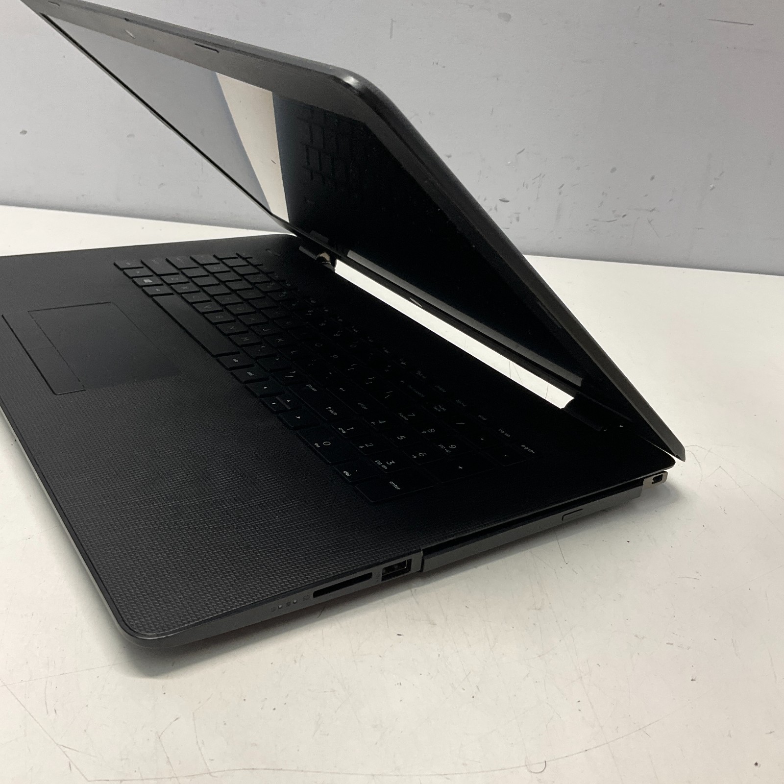HP 17-AK061NR 17.3″ Laptop AMD A9-9420 4GB 250GB SSD Windows 10 Pro NO BATTERY