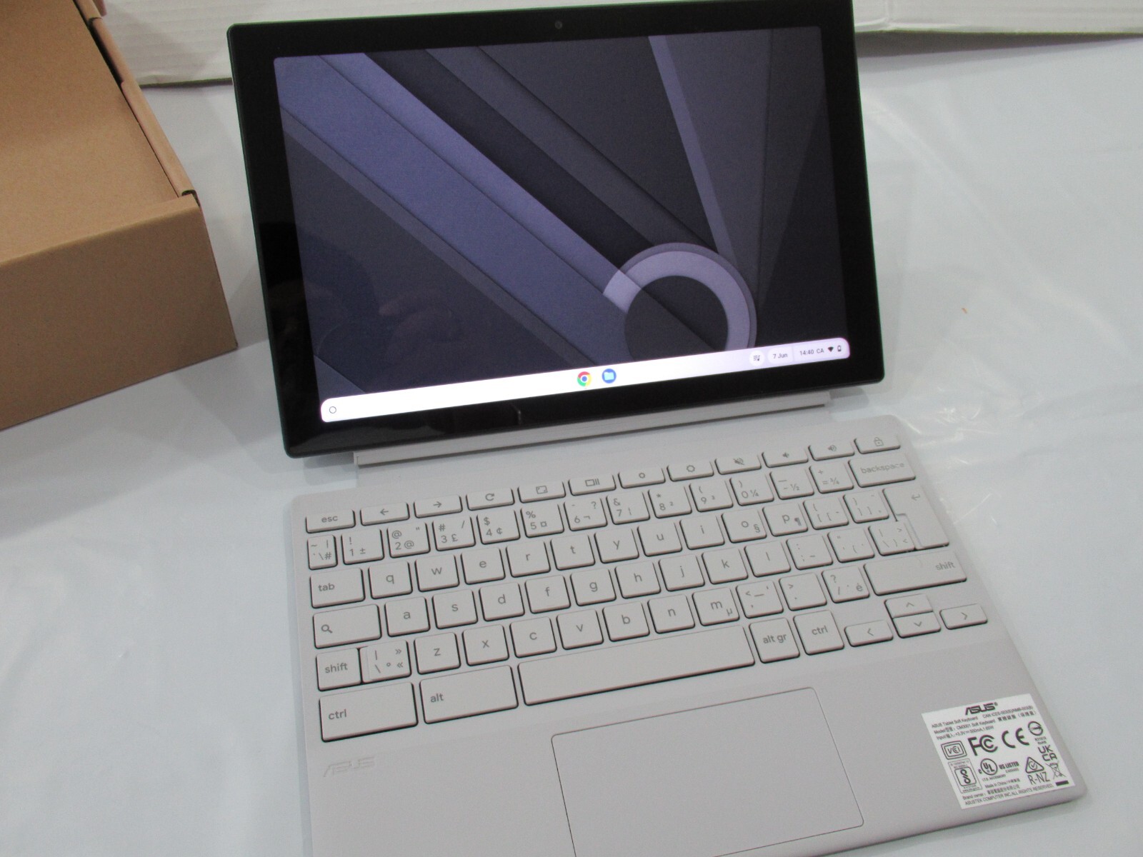 ASUS CM30 10.5″ Touchscreen Chromebook – Fog Silver/Aluminum 4GB RAM/128GB SSD/C