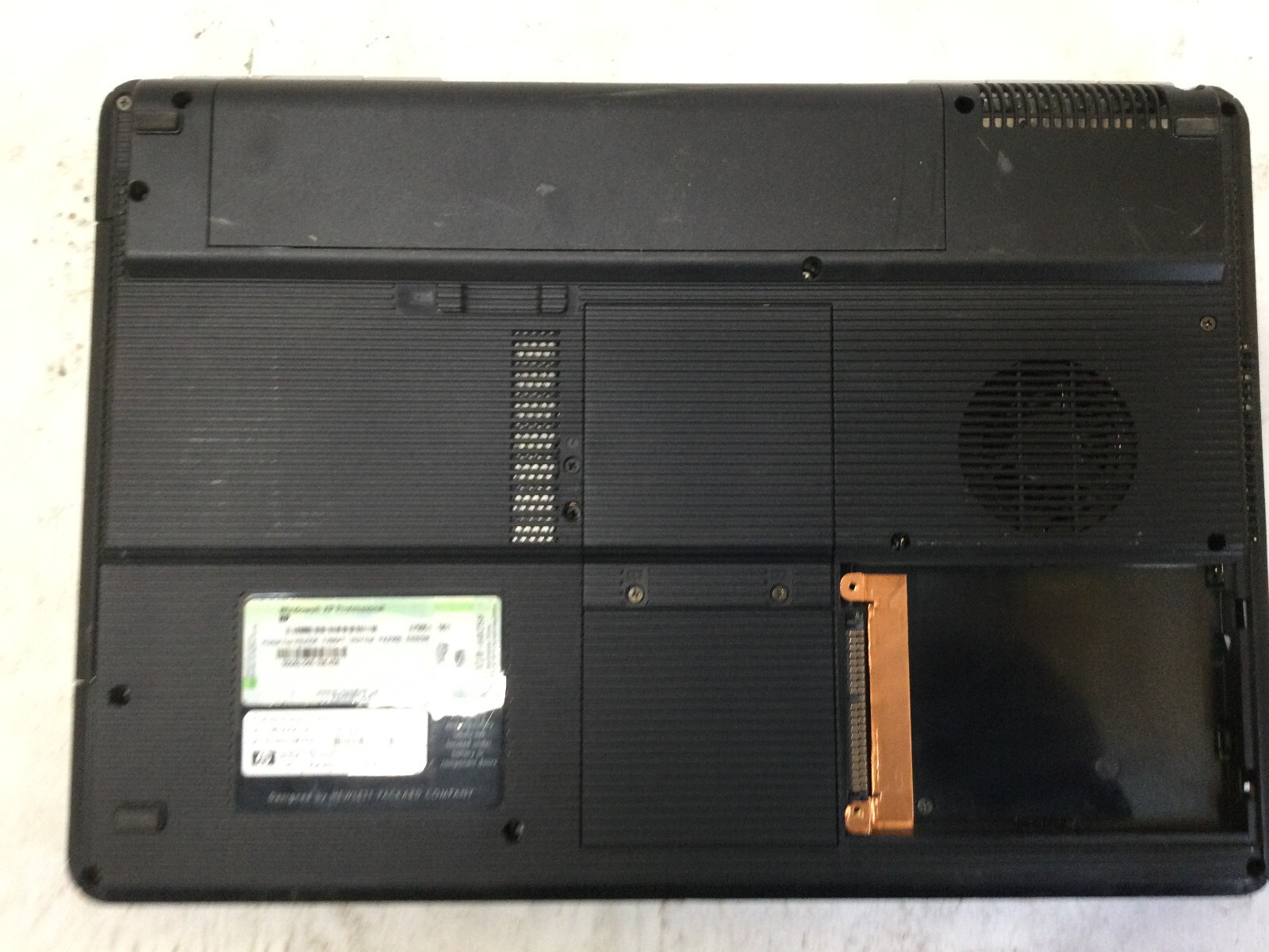 HP COMPAQ PRESARIO V2000 – FOR PARTS – INTEL CENTRINO – 256MB RAM – READ DESC-BB