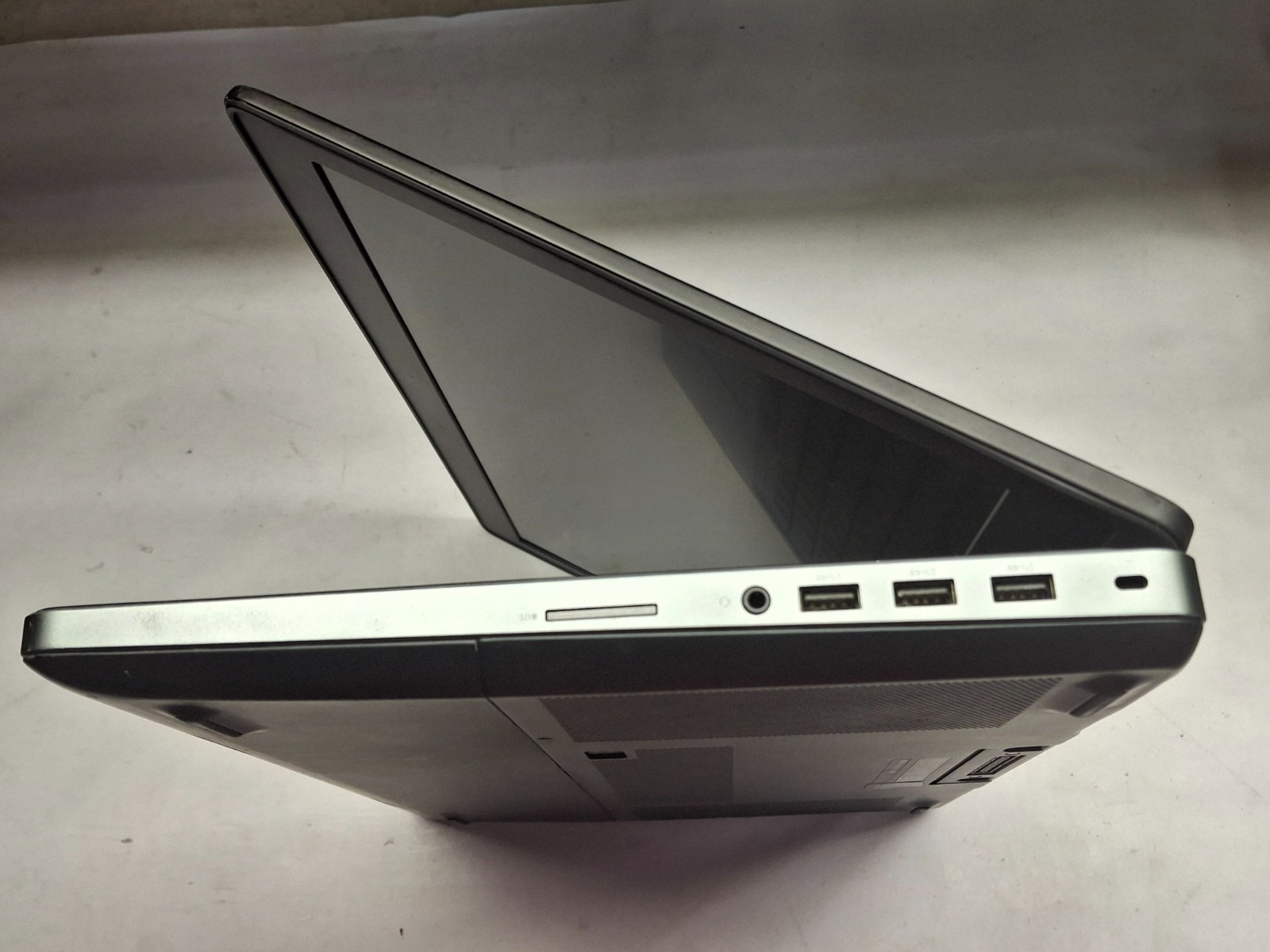 Dell Precision 7510 E3-1545M 840GB SSD 15.6″ Quadro M1000M Windows 10 Pro Laptop