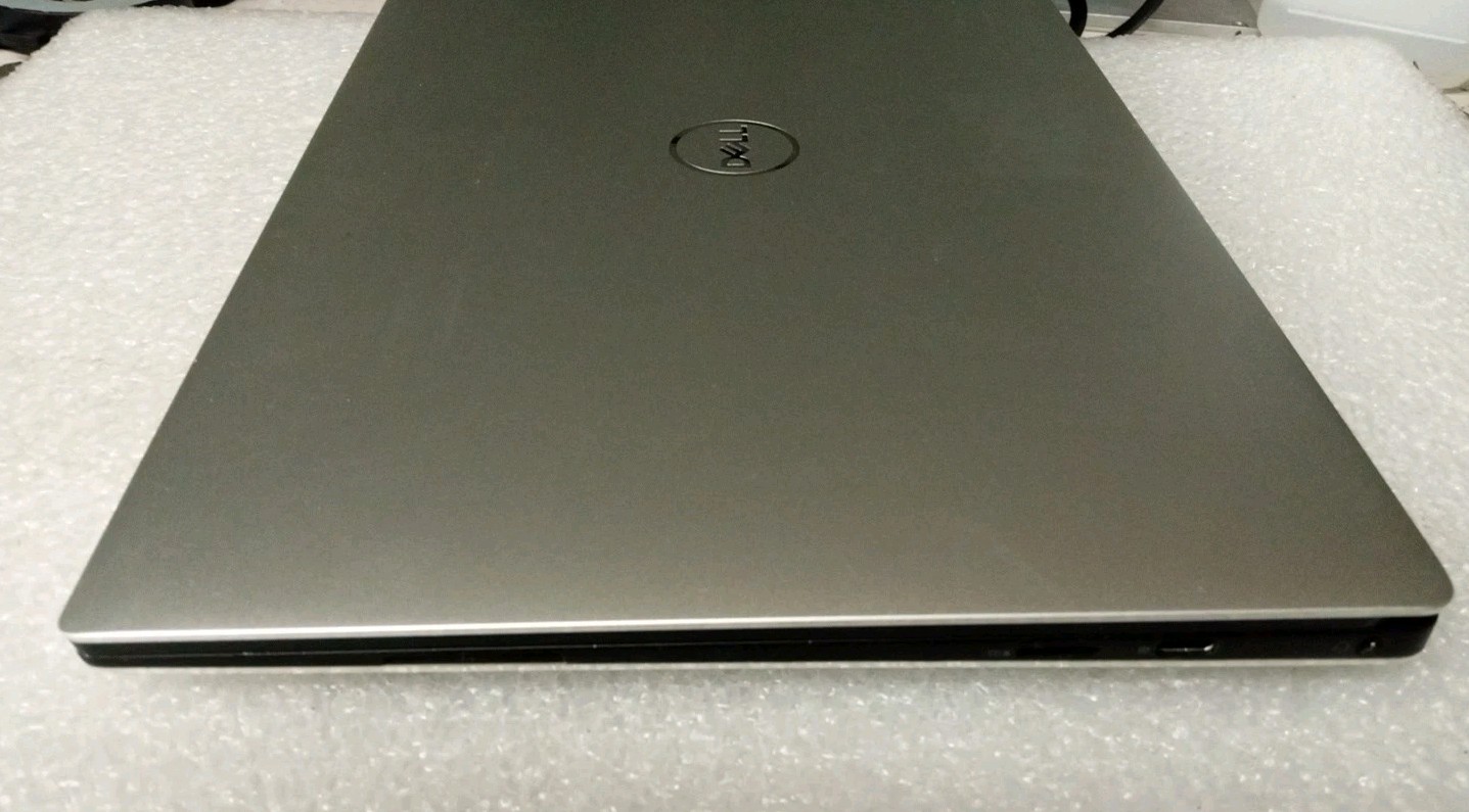 Dell XPS 13 9380 | i7-8565U @ 1.6 GHz |8GB ram| 256GB NVMe|TouchScreen