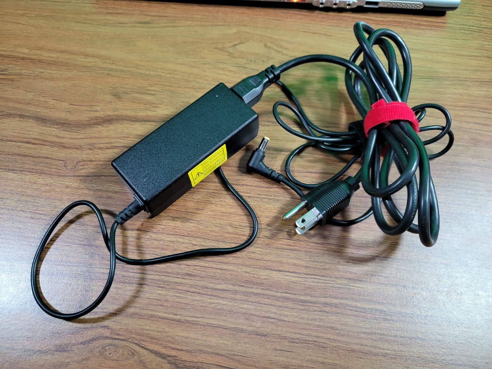 ACER TRAVEL MATE 2300 LAPTOP. WORKS AND POWERS ON GOOD. (SU)