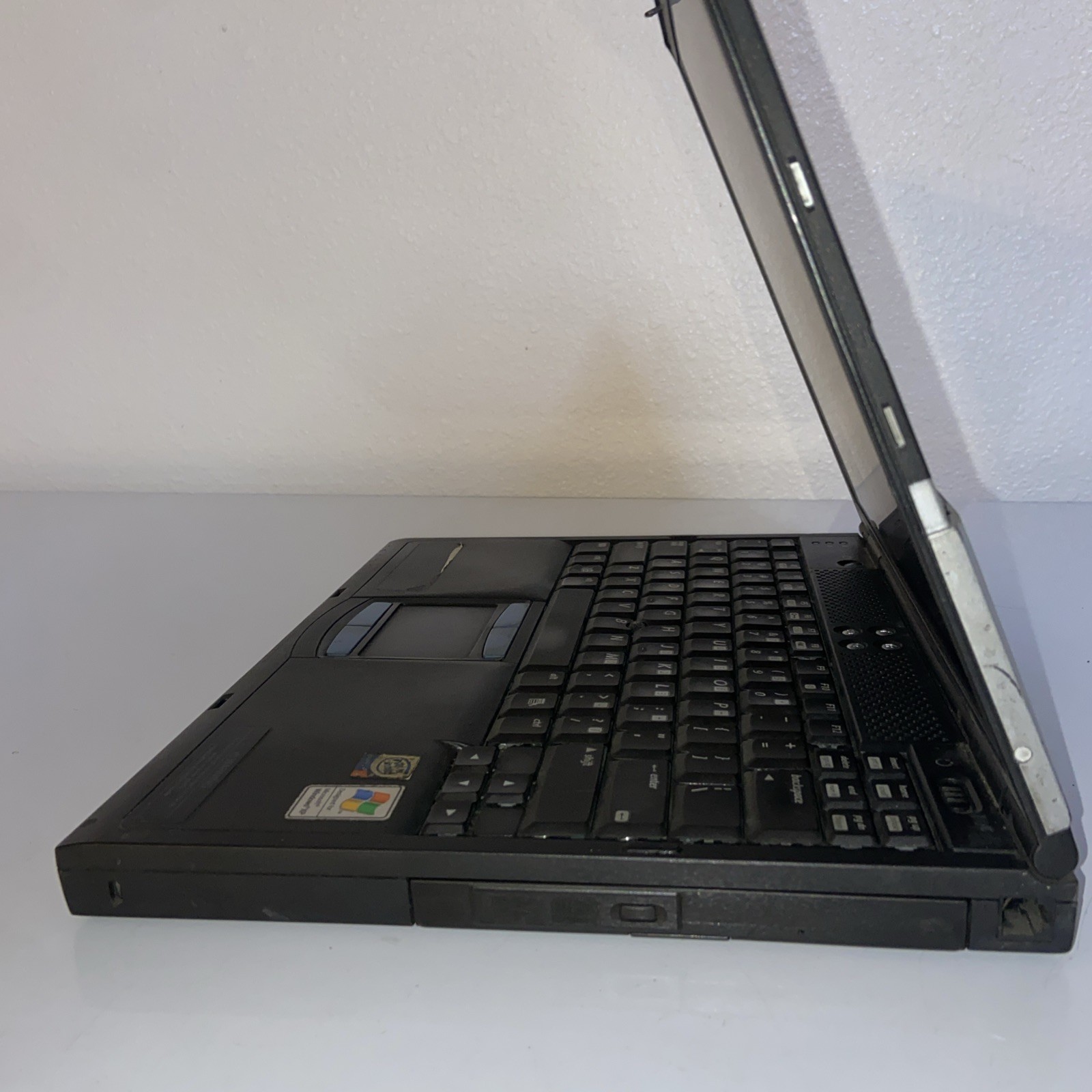 COMPAQ EVO N610C – FOR PARTS/NO BATTERY/BAD COVER- 30GB HDD- Unknown Ram AS IS