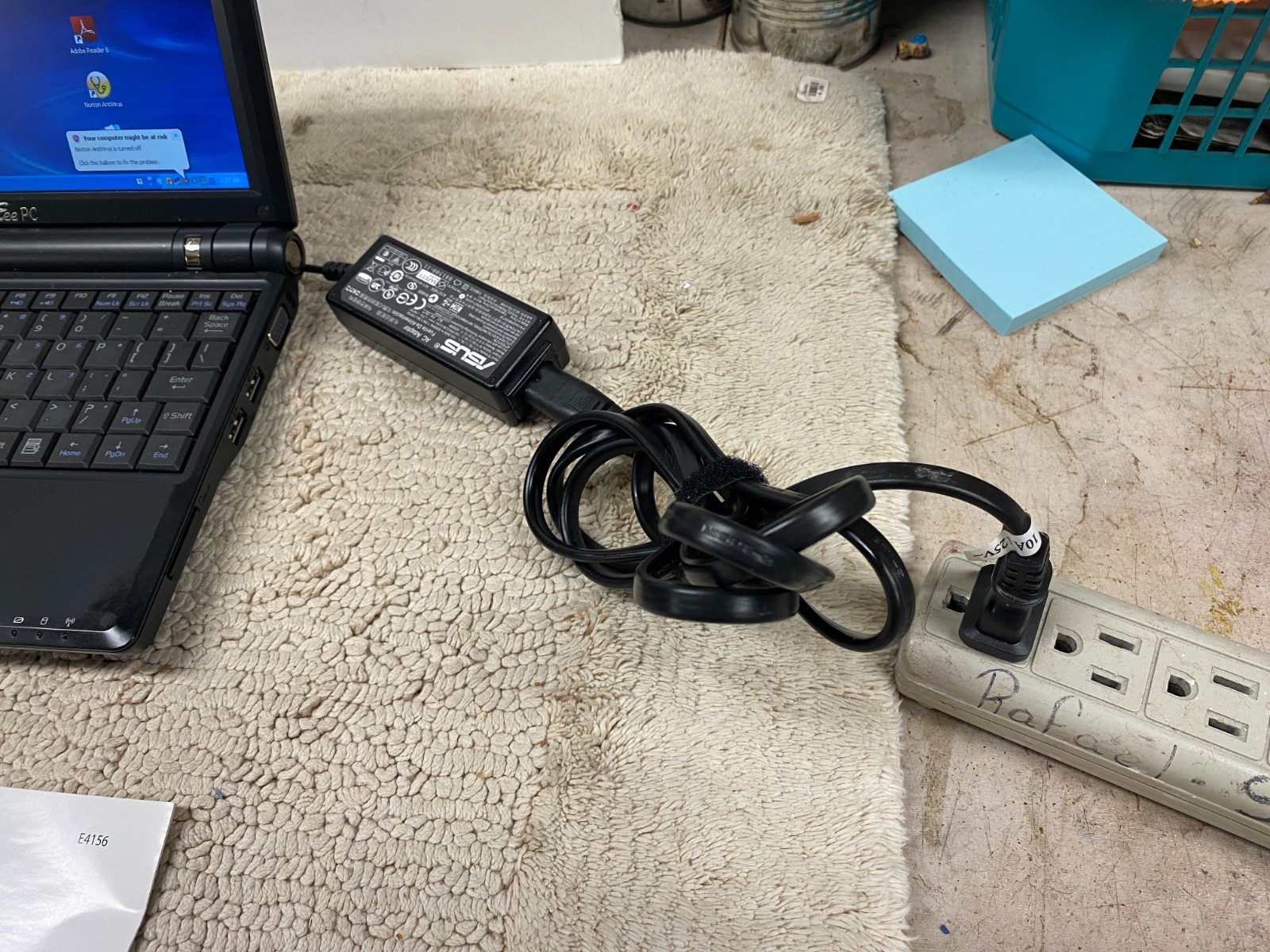 ASUS Eee PC 900 Vintage Netbook – Windows XP – Charger & Case Included