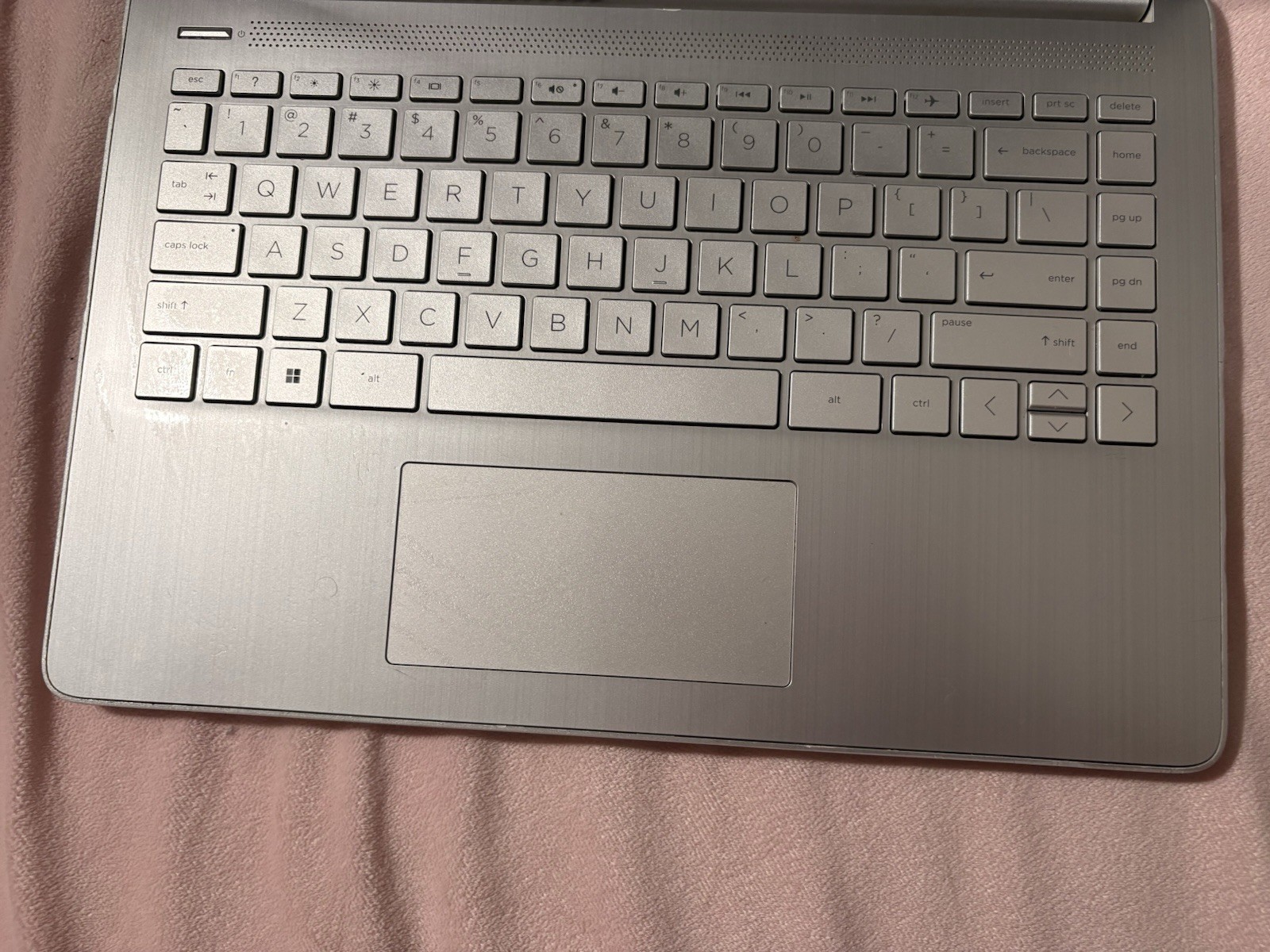 HP Laptop ( one out of two Ram slots are broken ) READ DESCRIPTION