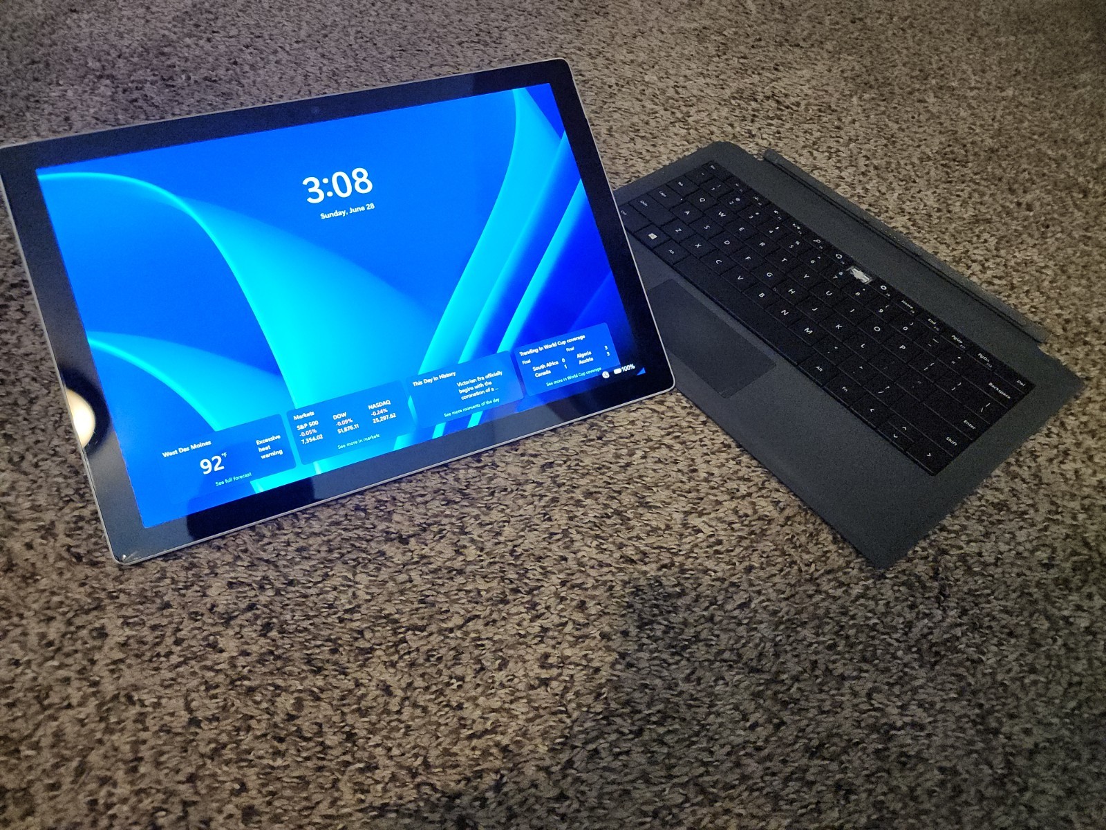 CRAiCKED SCREEN-TOUCH STILL WORKS-MISSING F7 KEY- Surface Pro 5 -WINDOWS 11