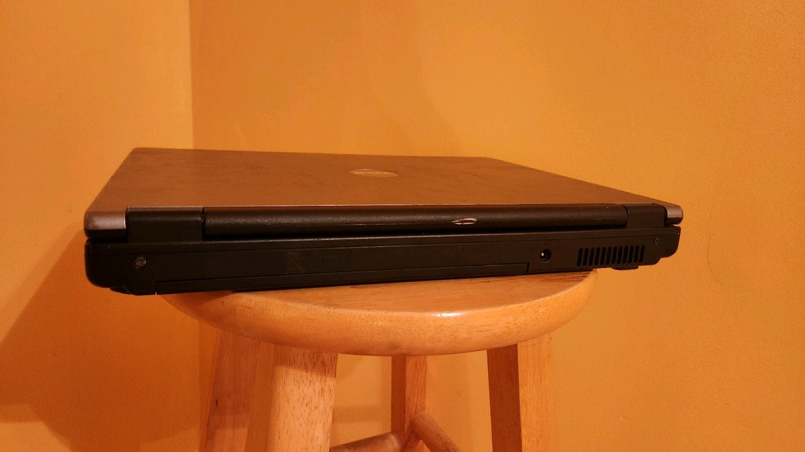 Dell Inspiron PP21L Laptop Intel Celeron M, (NO HDD, charger or hdd cover)