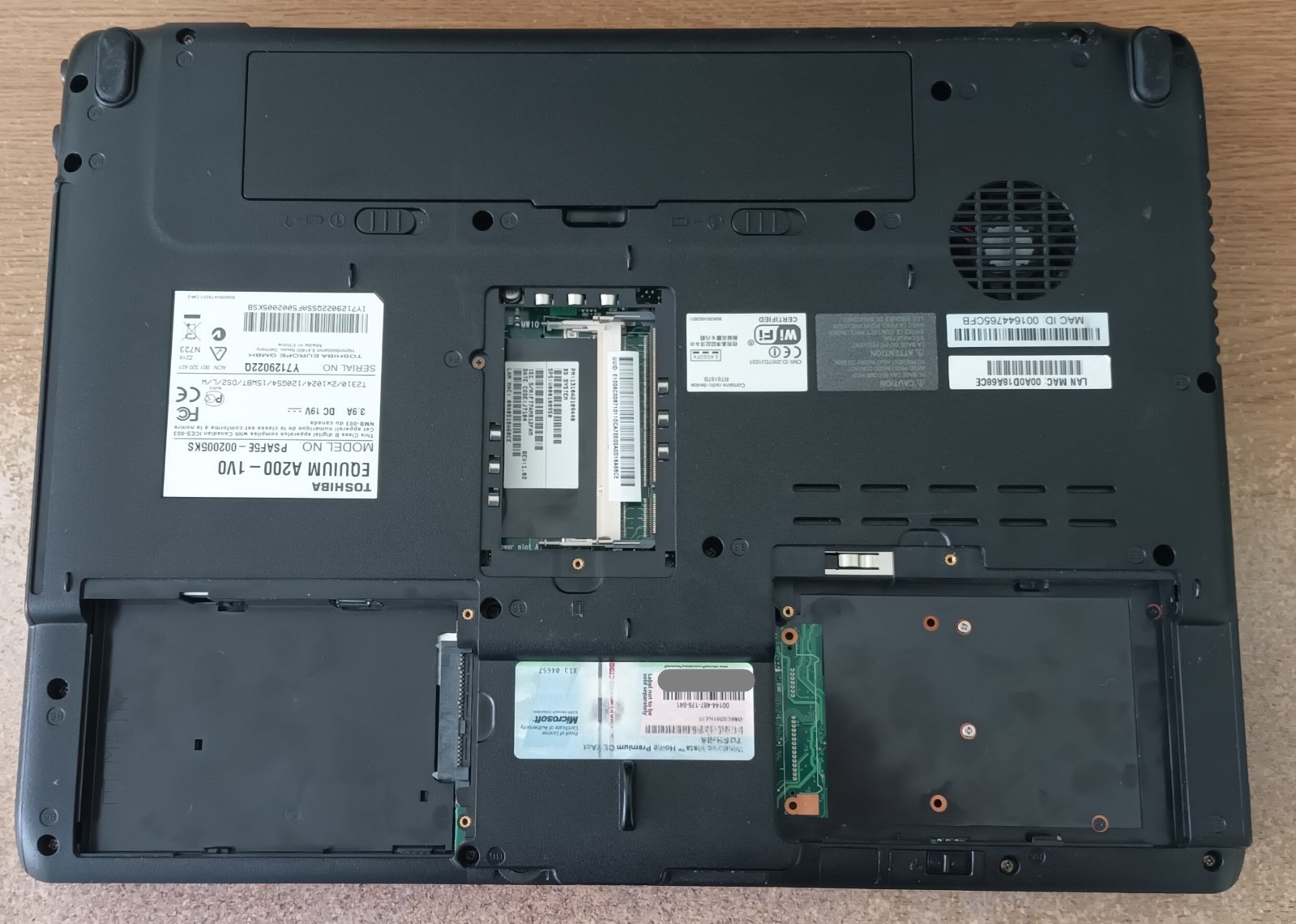 Toshiba Equium A200 PSA-F5E Laptop Notebook 15.4″ 2GB 250GB SSD Windows Vista