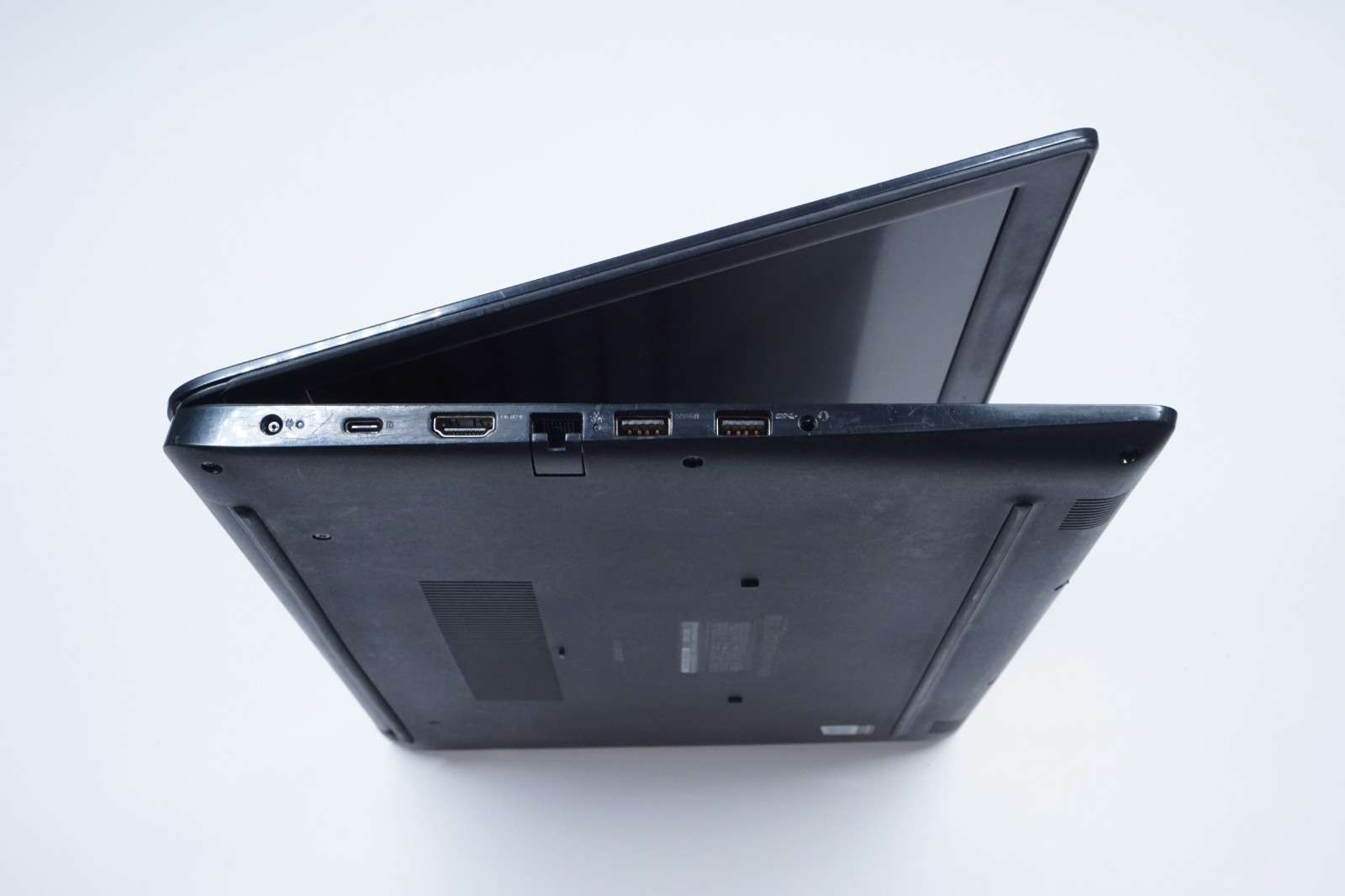 Dell Latitude 3500 Core i7-8565U @1.80GHz 8GB RAM 256GB SSD MX130 FHD (No OS)