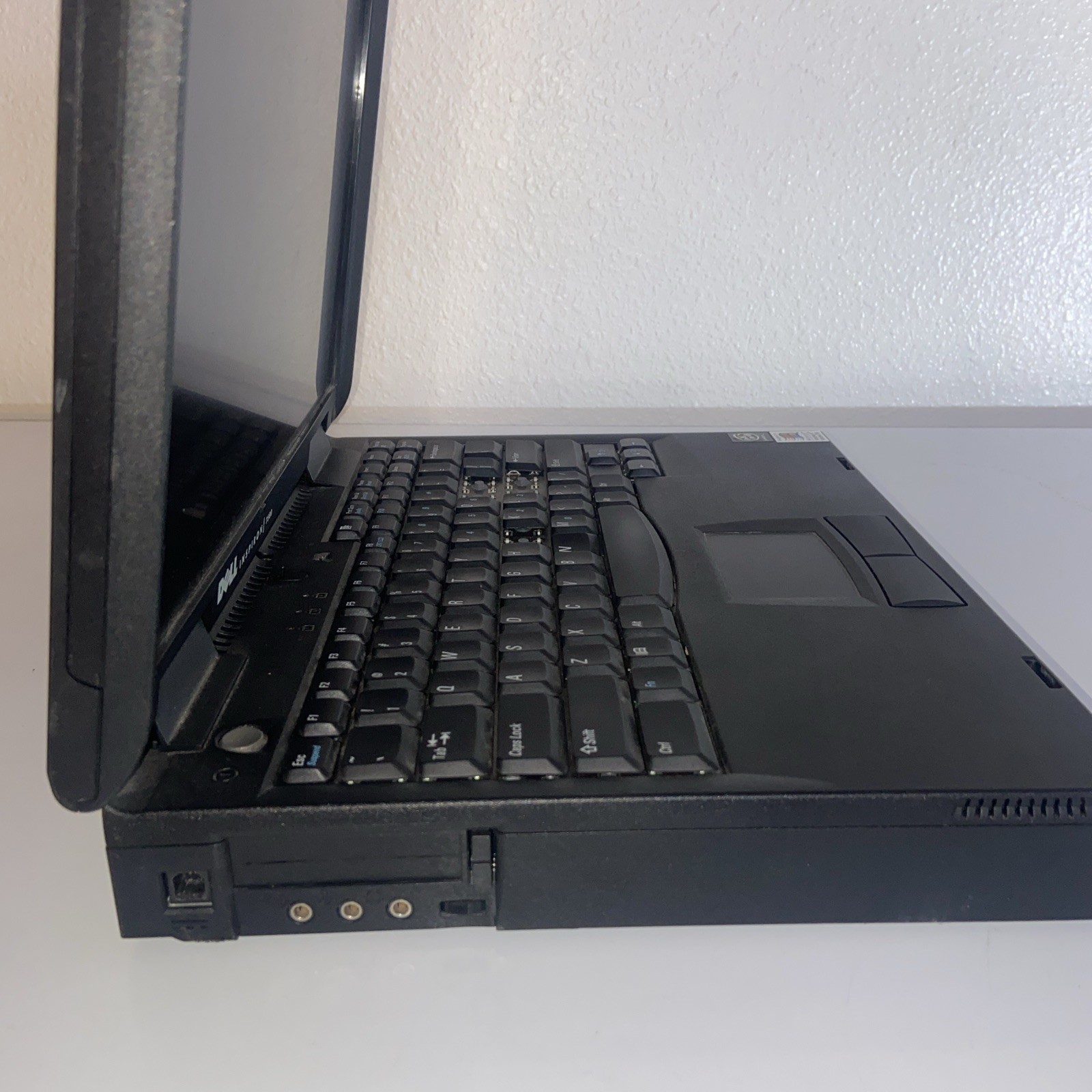 Vintage Dell Inspiron 7500 Laptop Pentium III 12GB HD/128MB RAM No AC- FOR PARTS