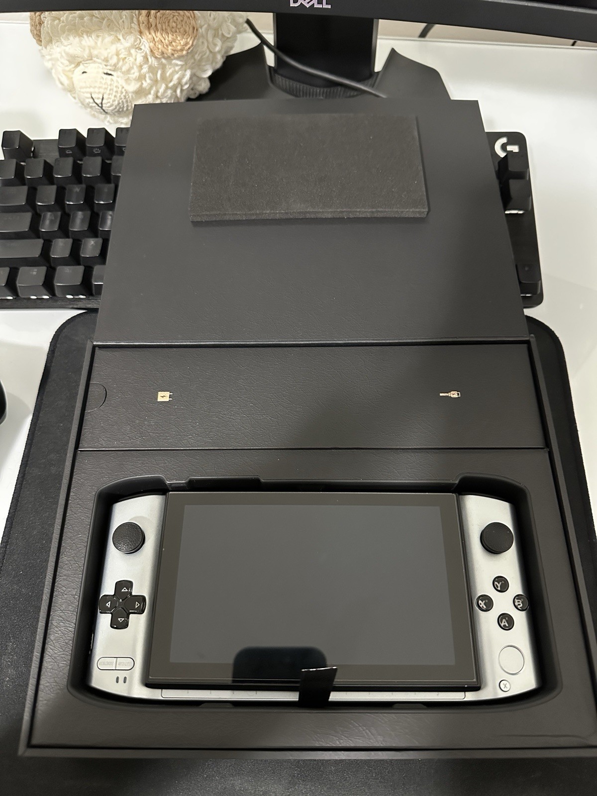 GPD Win 3 i7 16GB 1TB SSD 5.5in Win 11 w/ USB-C Dock, Box Black/Silver