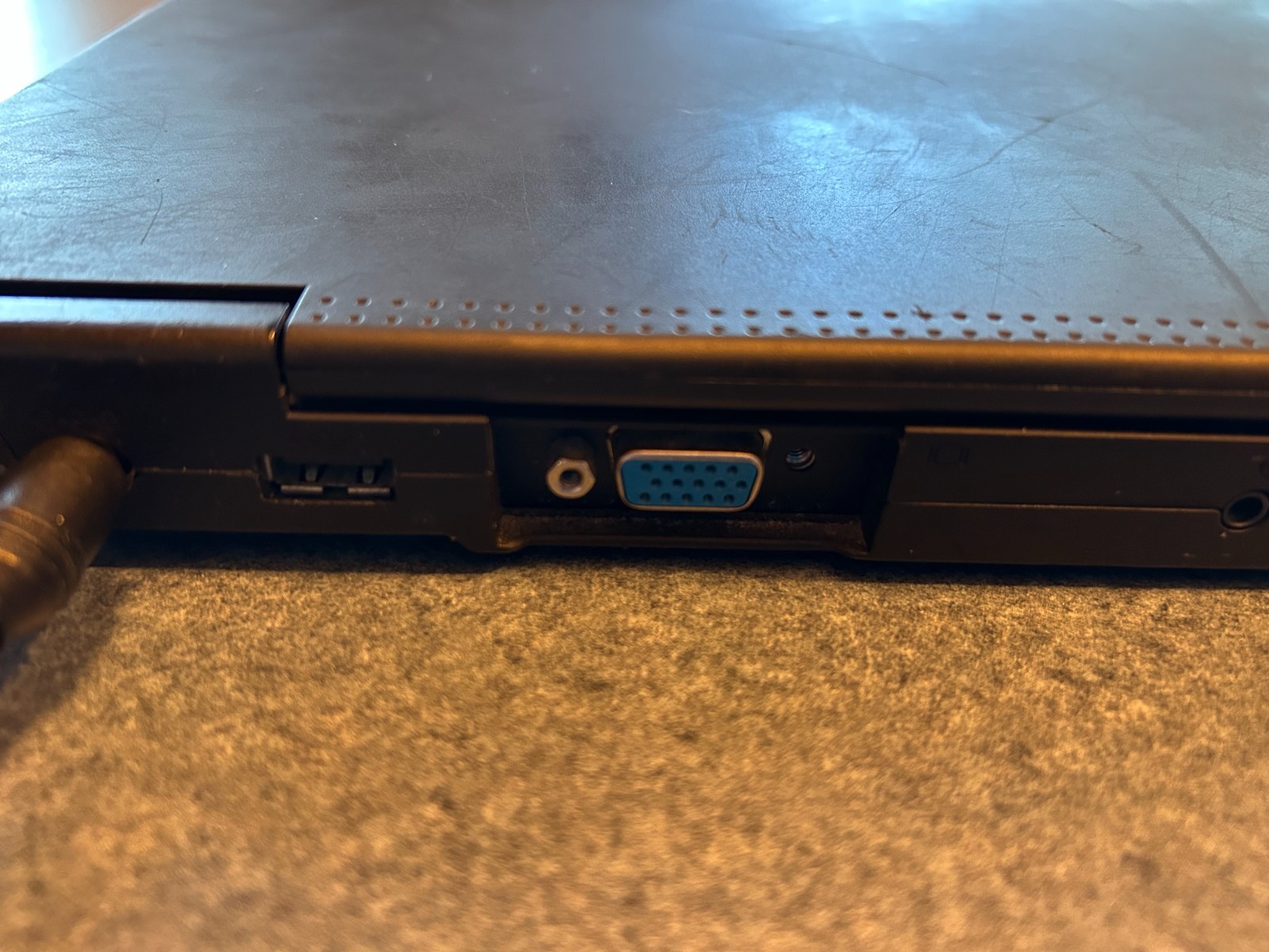 IBM Thinkpad X21 Type 2662 with Windows 2000 & DVD. Works but battery is dead.