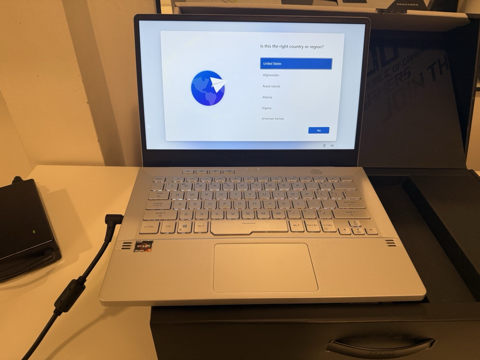 ASUS ROG Zephyrus G14 GA401IV 14” Ryzen 9 4900HS RTX 2060 Max-Q 16GB 1TB SSD