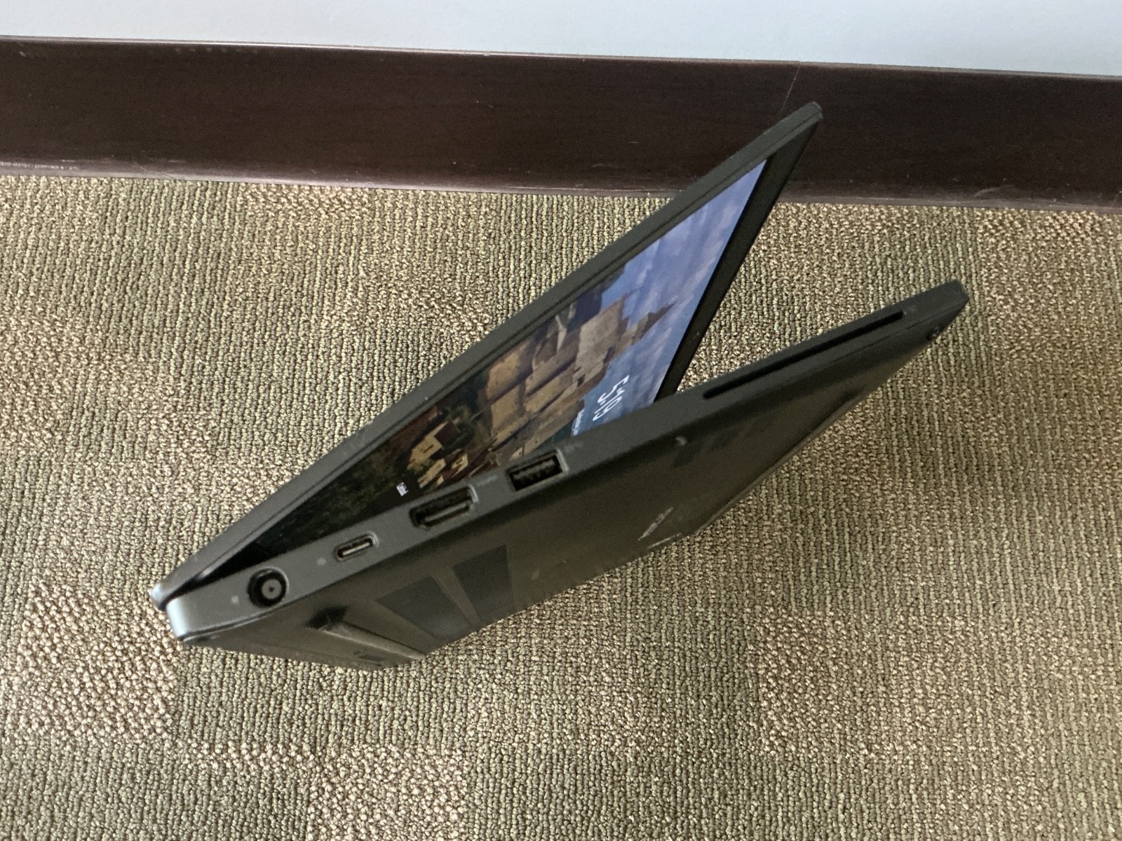 Dell Latitude 7390 13.3″ FHD i7-8650U 8GB RAM 256GB SSD Windows 11 Pro Laptop