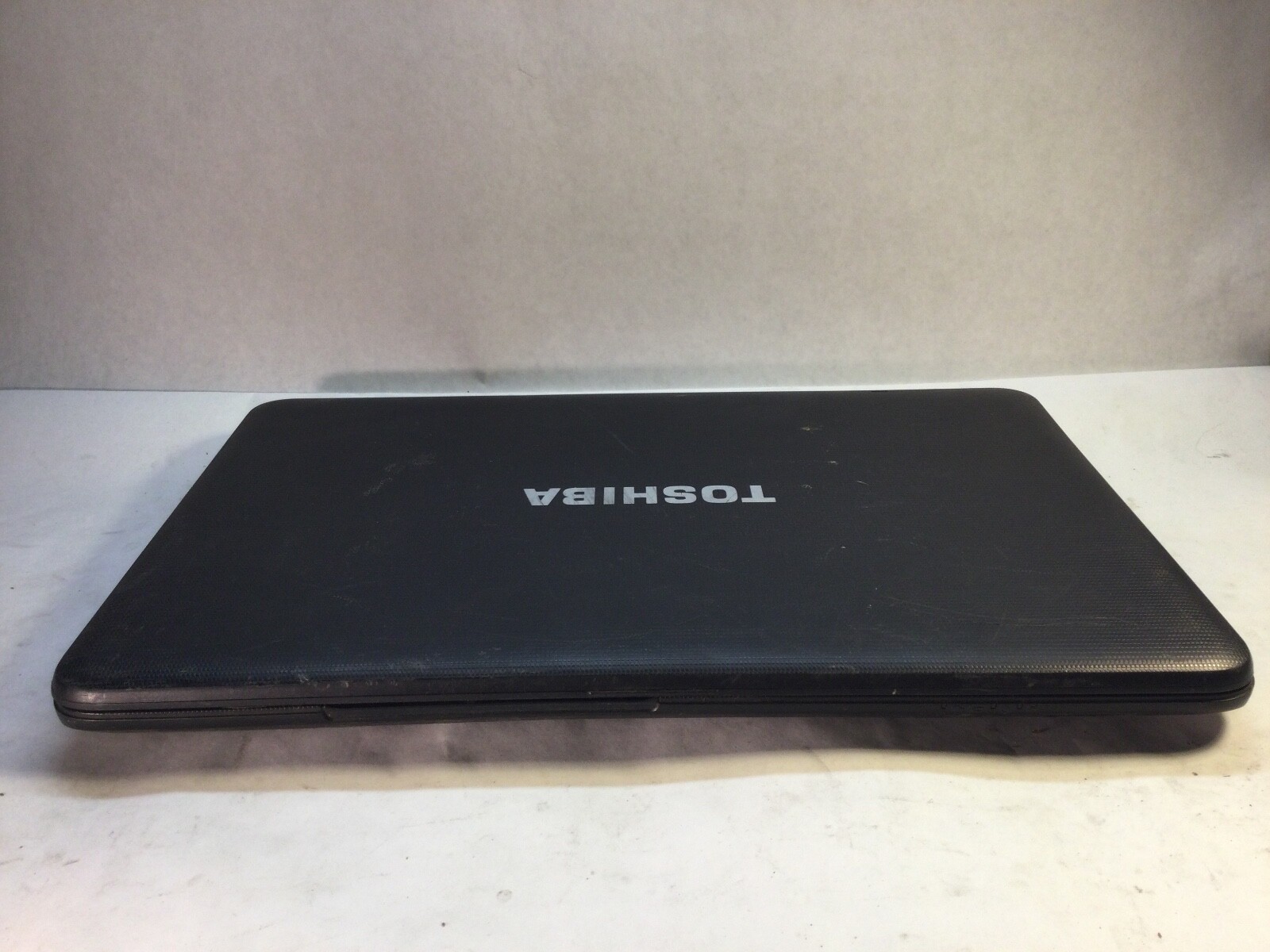 Toshiba Satellite Pro C855 15″ Laptop Intel Core i3 – POWERS/BROKEN DISPLAY – MZ