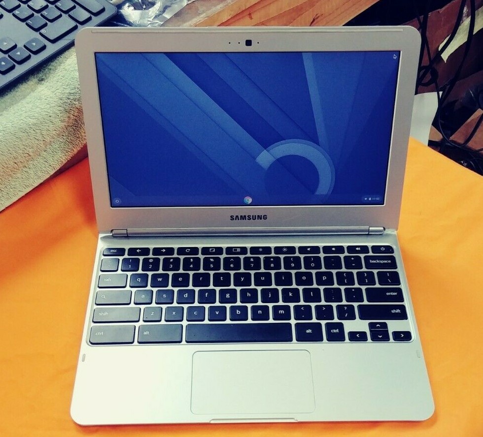 Samsung XE303C12-A01US Samsung Silver w/ power adapter (*)