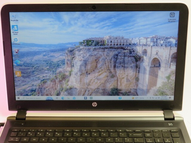HP PAVILION 15Z-AB100, AMD A8-7410, 8GB, 1TB HDD, WEBCAM, WIN 10, BAD BATTERY