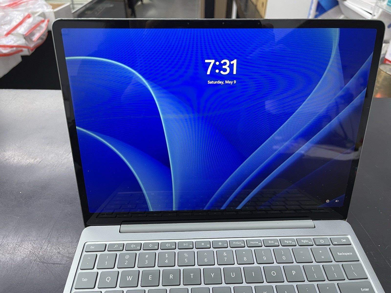 Microsoft Surface Laptop Go 2 12.4″ i5-1135G7 2.4Ghz 8GB 128GB Crack in Screen