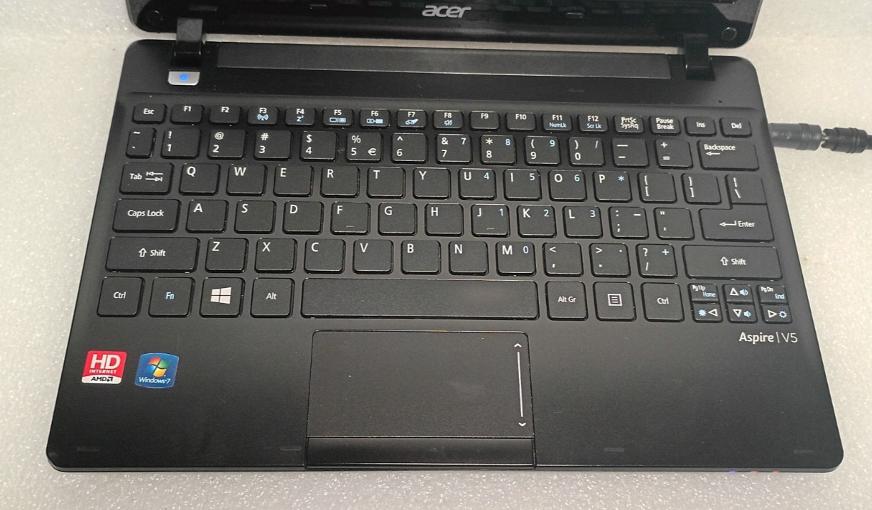 Acer Aspire V5-121- 11.6 Notebook AMD C70 @ 1.00GHz- Works bad Battery. no charg