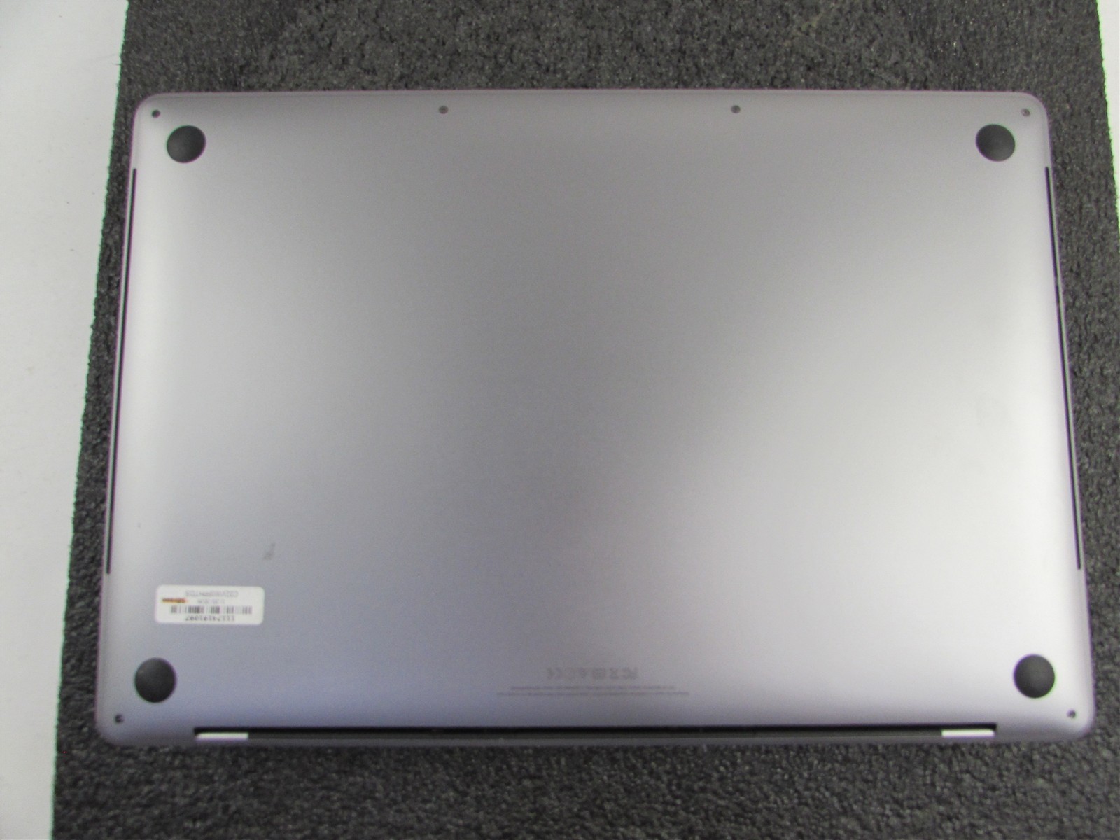 APPLE MACBOOK PRO A1707 2880X1800 I7-7700HQ 256GB SSD 16GB RAM AMD GPU NO O.S