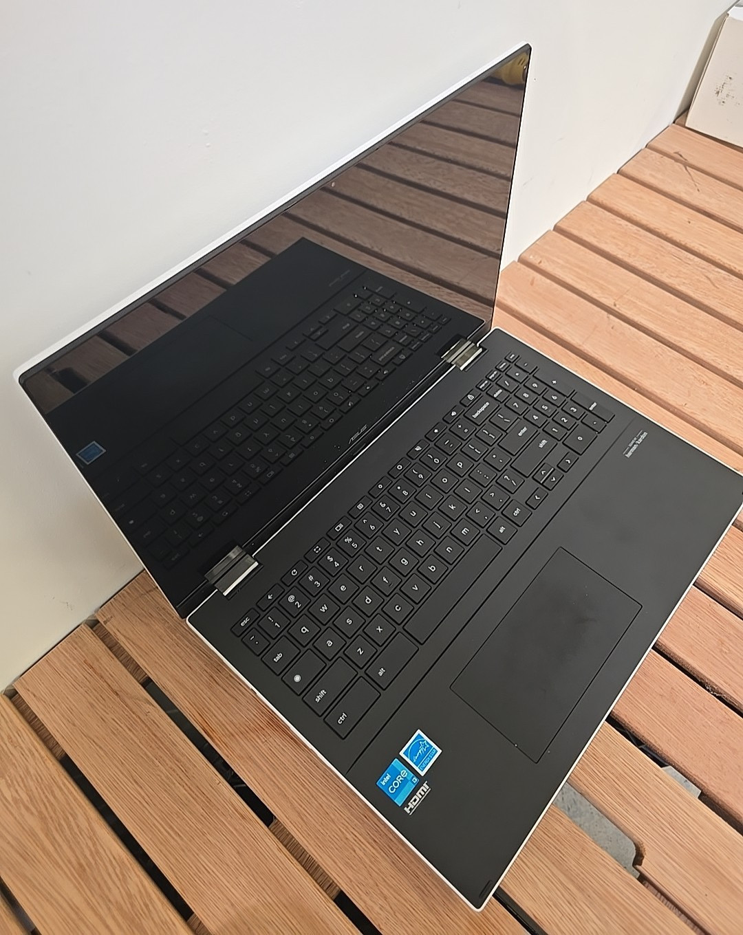 ASUS C536E CHROMEBOOK CORE I3 , 17″ SCREEN TURNS ON BUT STAYS DEAM PARTS ONLY)