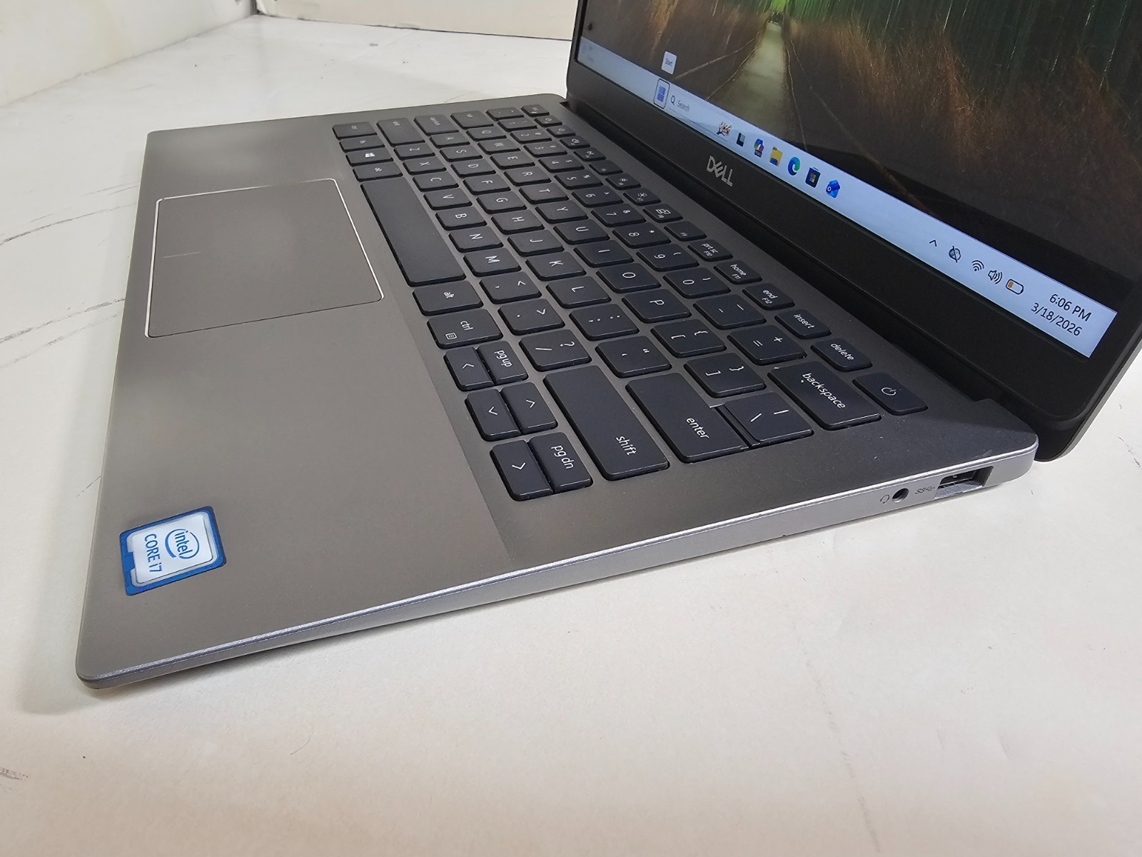 Dell Latitude 3301 Laptop – 1.8 GHz i7-8565U 8GB 256GB SSD Wi-Fi Cam 13.3″ – SP4