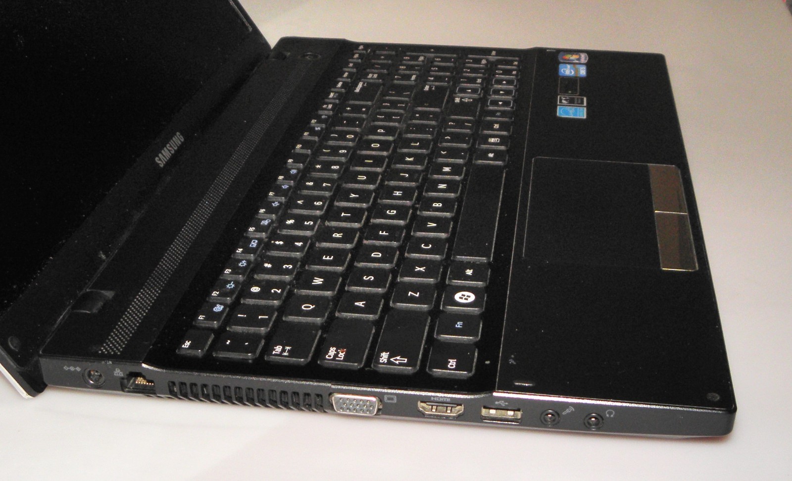Samsung NP300V5A Intel Core i5-2430M 2.40GHz 8GB, 1TB HDD, Win.10, HDMI As-IS