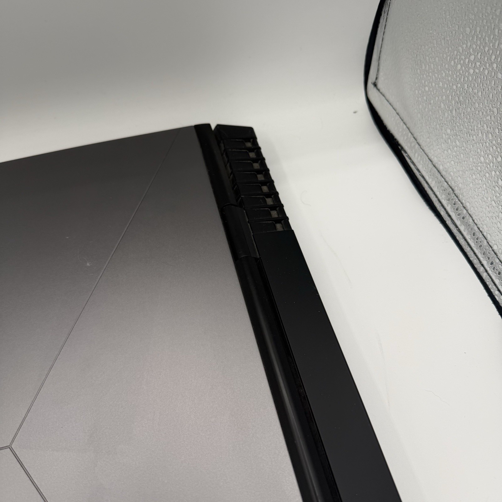 Alienware Dell 17 R4 17-6700HQ 17.3 SSD 1TB HDD 8GB Gaming Laptop Nvidia 1070