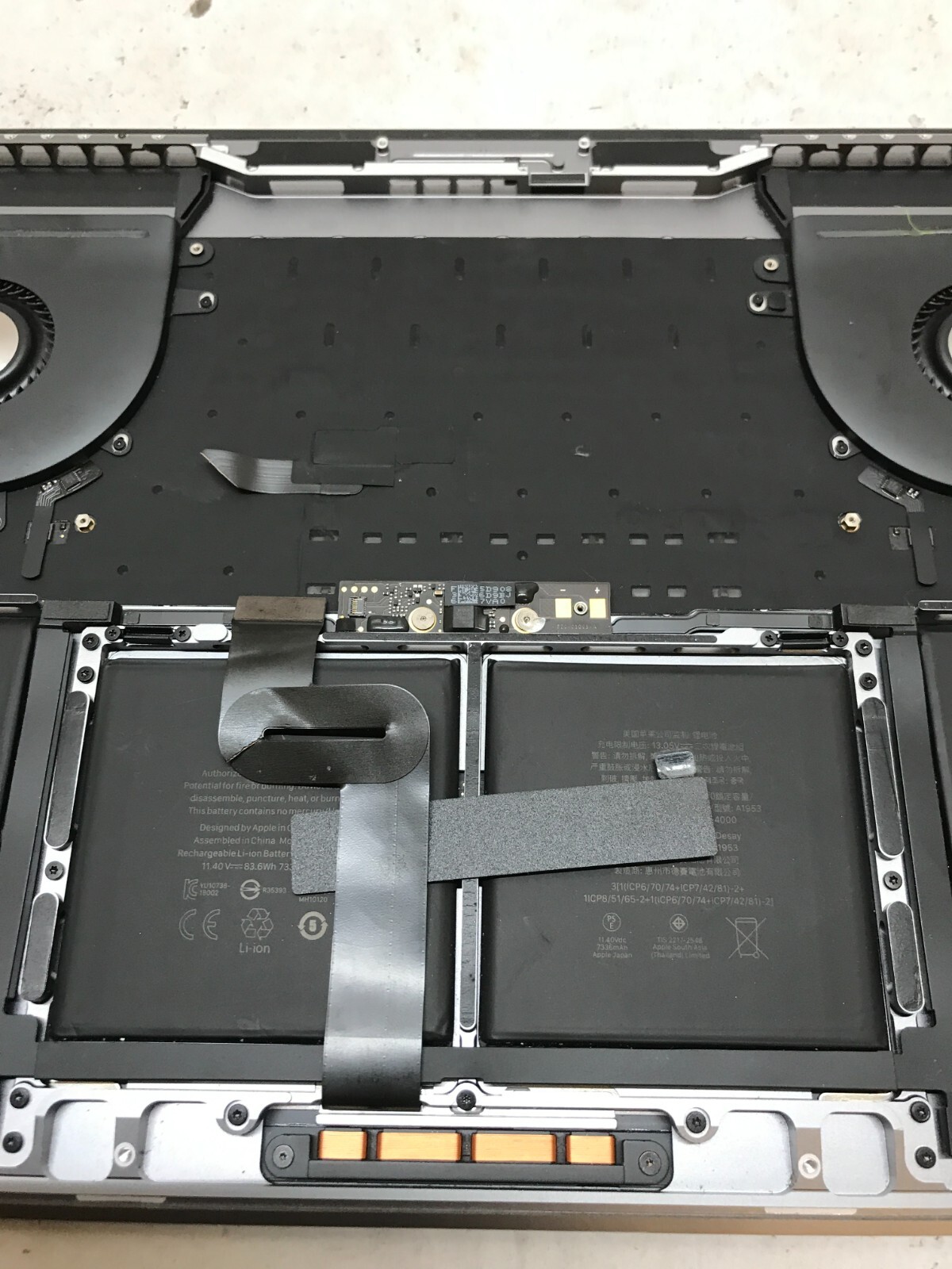Apple MacBook Pro Touch/2018 A1990 Palmrest NO MOTHERBOARD For Parts/Repair- -DW