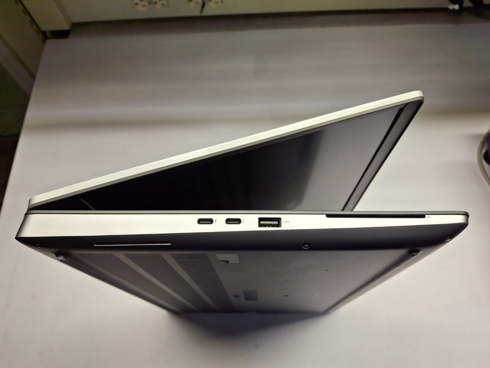 Dell Precision 7750 8-Core I7- 10875H 32GB RAM 512GB SSD 17.3″ FHD RTX4000