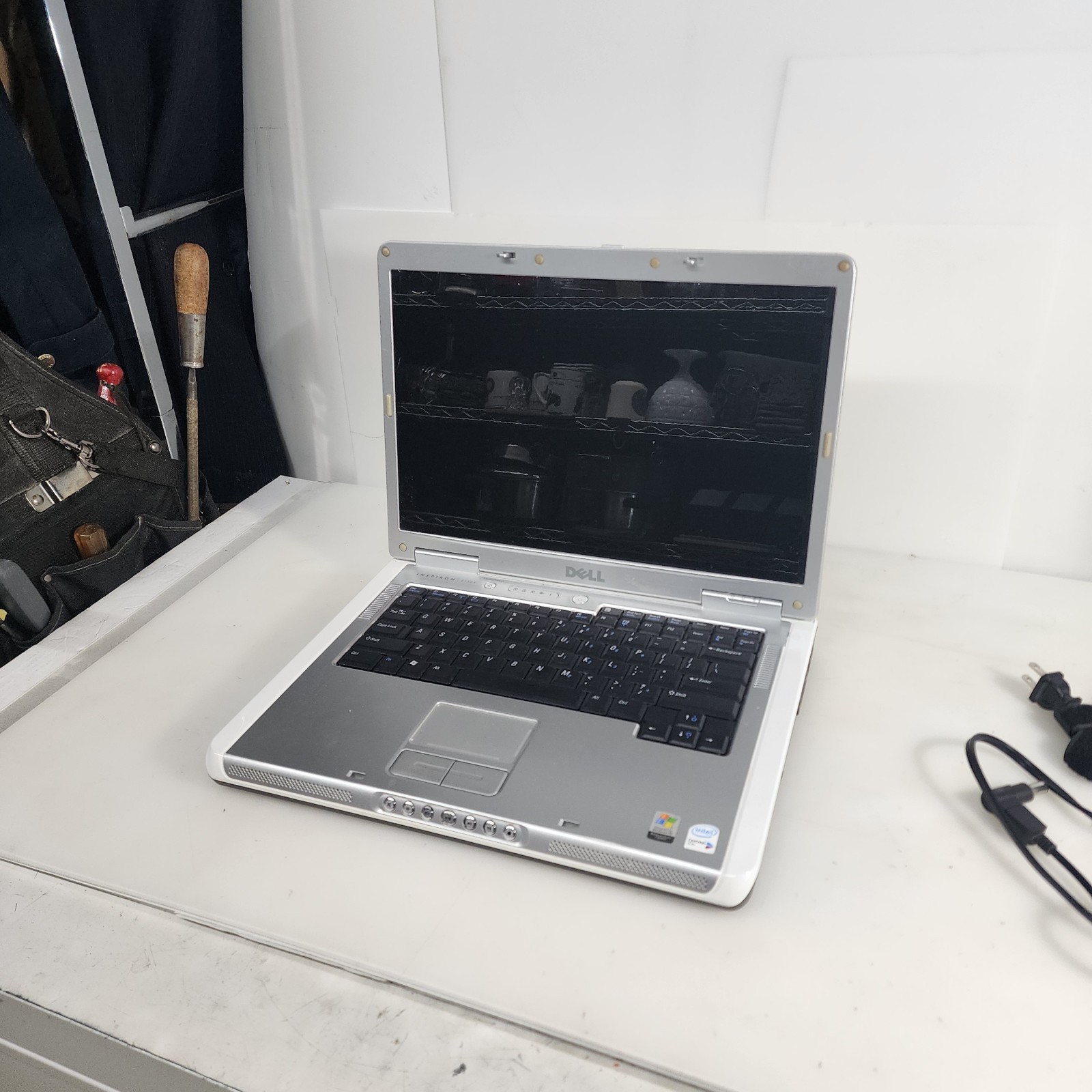 DELL INSPIRON E1505 LAPTOP 1GBRAM SCREEN INTACT W/PwrCord – WORKS