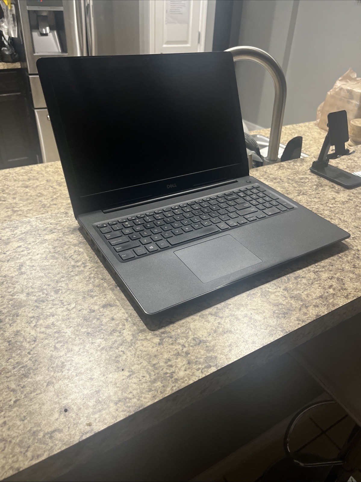 Dell Latitude 3590 Notebook/Laptop 15.6 in Black- 4R6NG UHD Graphics Integrated