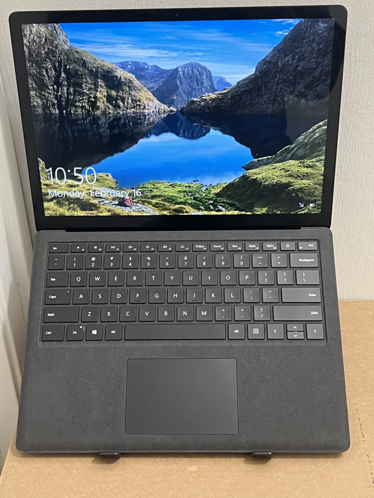 Microsoft Surface Laptop 2 Black 13.5” i7-8650U 2.11GHz 8GB 256GB SSD Model 1769