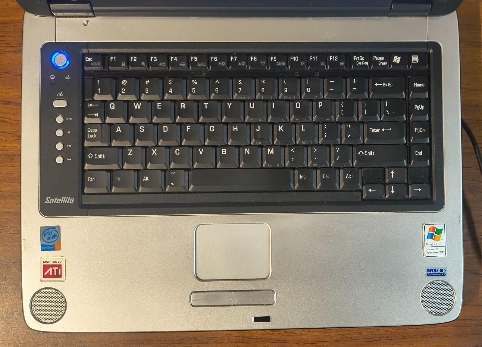 Toshiba Satellite A75-S213 (WinXP / Pentium 4 / 1GB / 100GB / DVD) + Charger