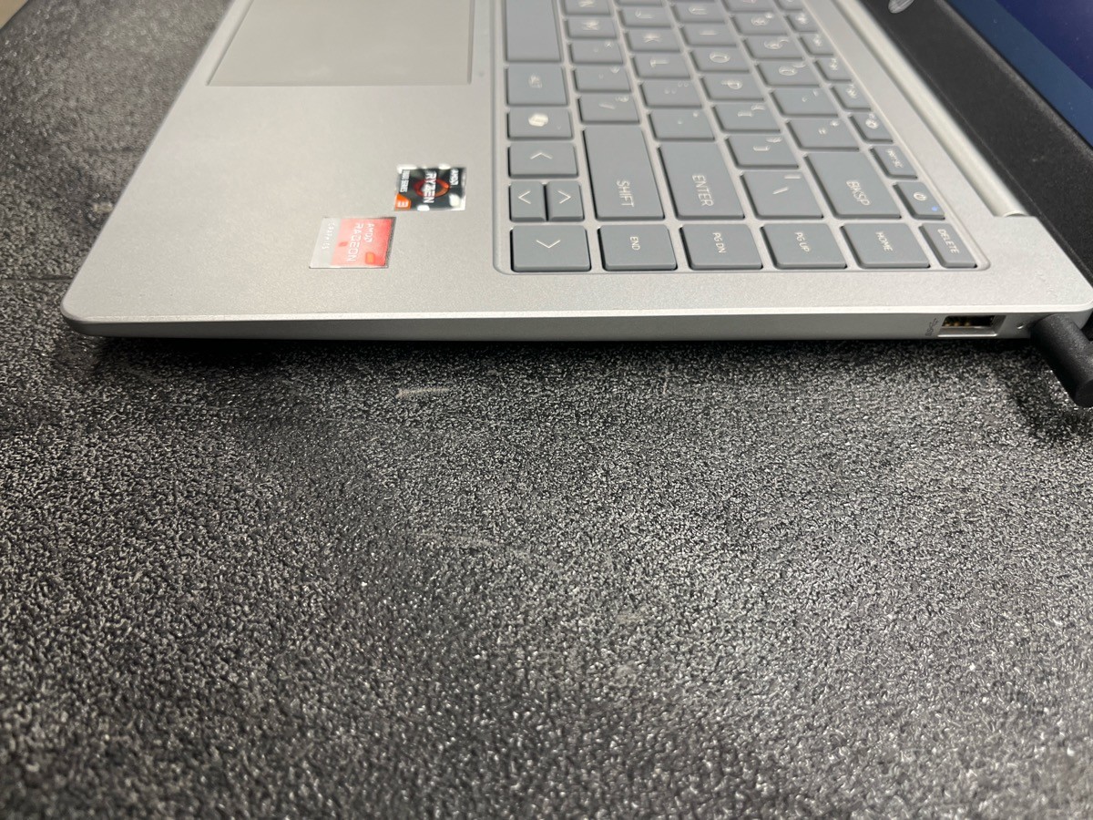 Windows 11, Amd Ryzen 3, 8 (CPU)@2.4ghz, 4gb ram and 256 SSD. Inclu (P04024390)
