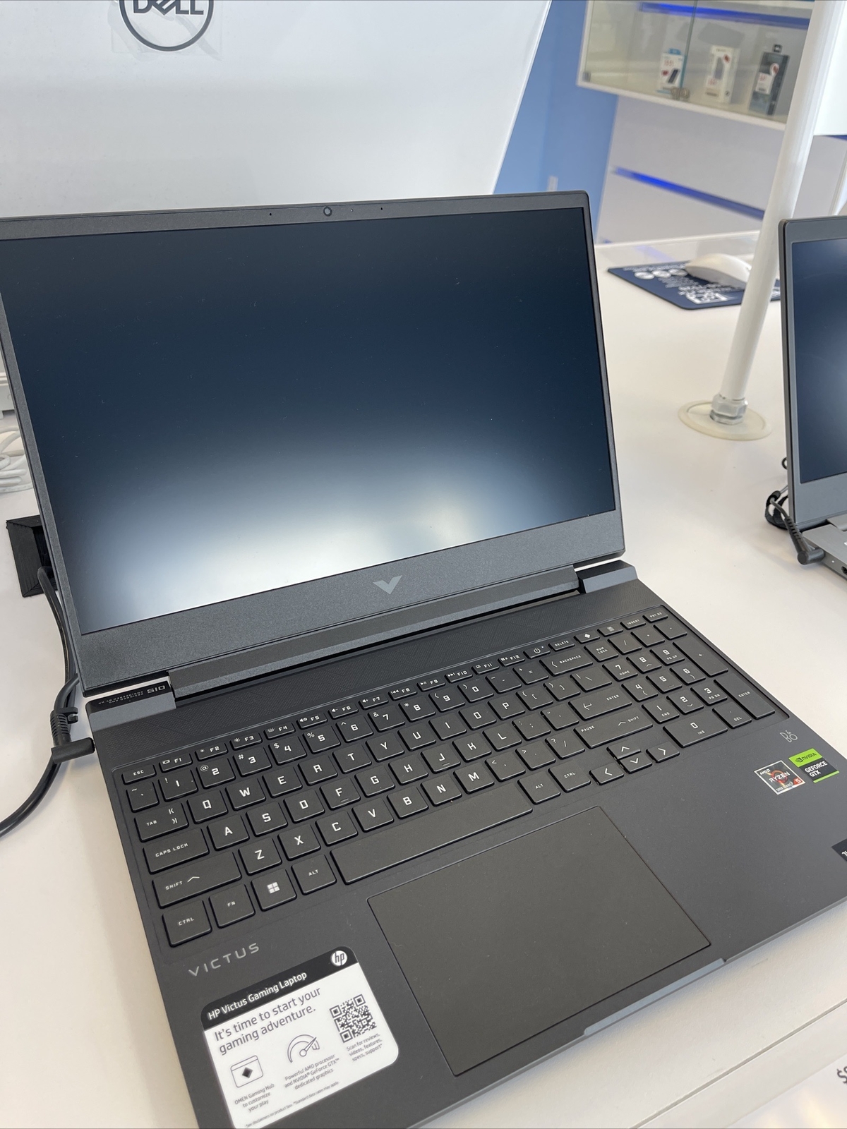 HP Victus Gaming 15-FB0121NR 15.6” (512GB SSD AMD Ryzen 5 5600H 3.3GHz 8GB RAM)