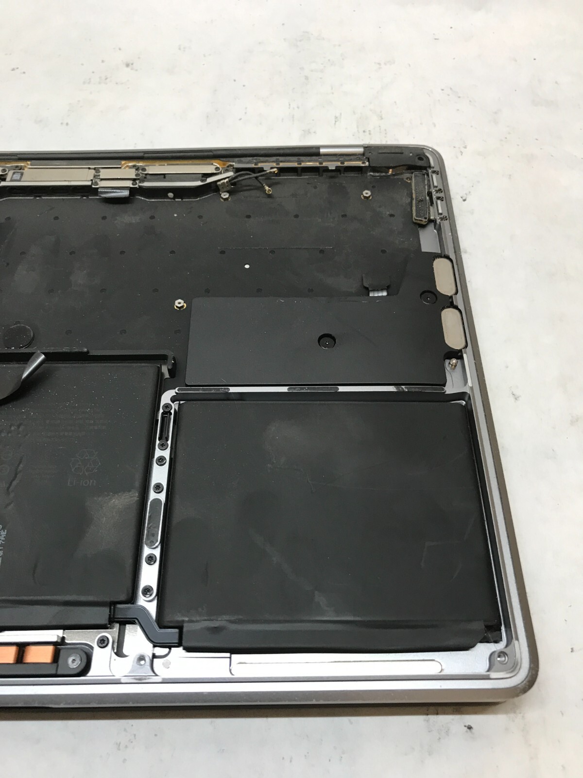 Apple MacBook Pro 2016 A1708 Chassis NO MOTHERBOARD For Parts No Battery – -DW