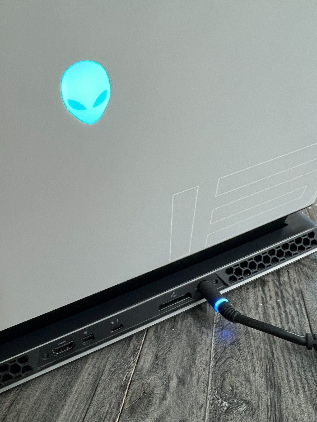 Alienware M15 R4 (Core i7-10870H 2.2GHz, RTX 3080, 300Hz, 1TB SSD, 32GB RAM)