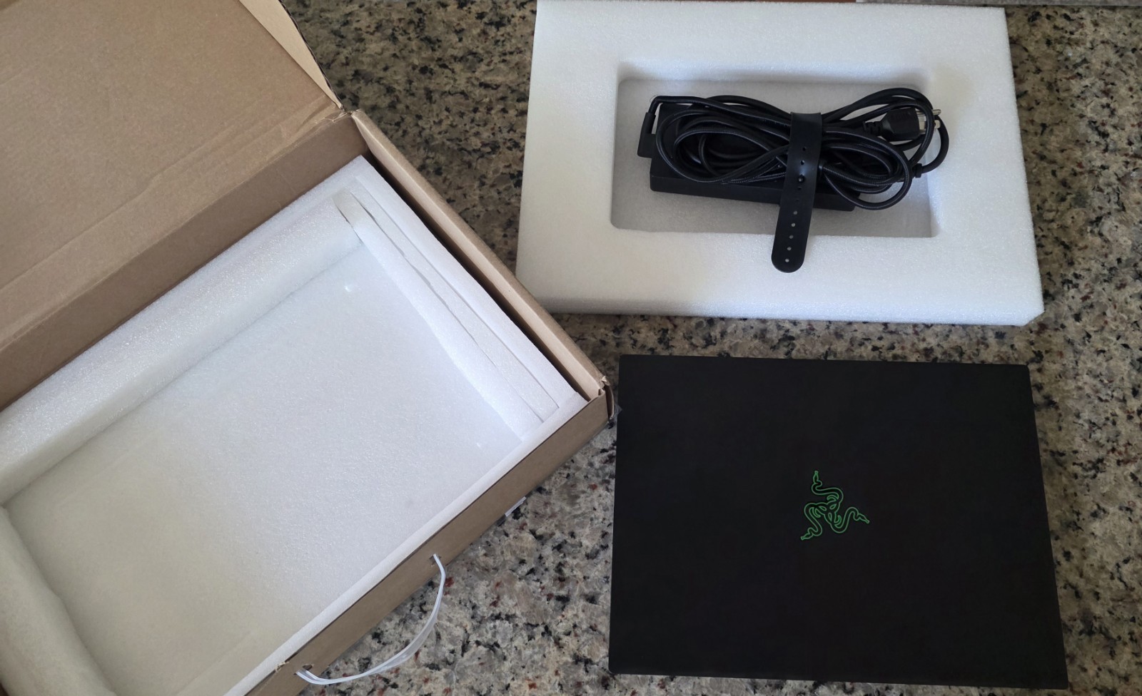 Razer Blade 14 RTX 4070 Ryzen9 8945HS 64GB RAM 2TB SSD QHD+ 240Hz Mint Condition
