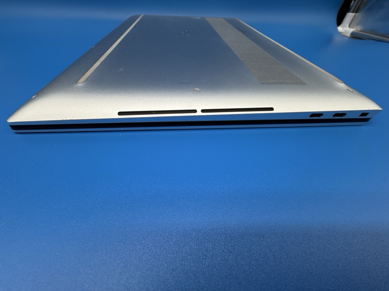 Dell XPS 15 9500 15.6” i5-10300H 8GB RAM 256GB SSD Windows 11 Pro